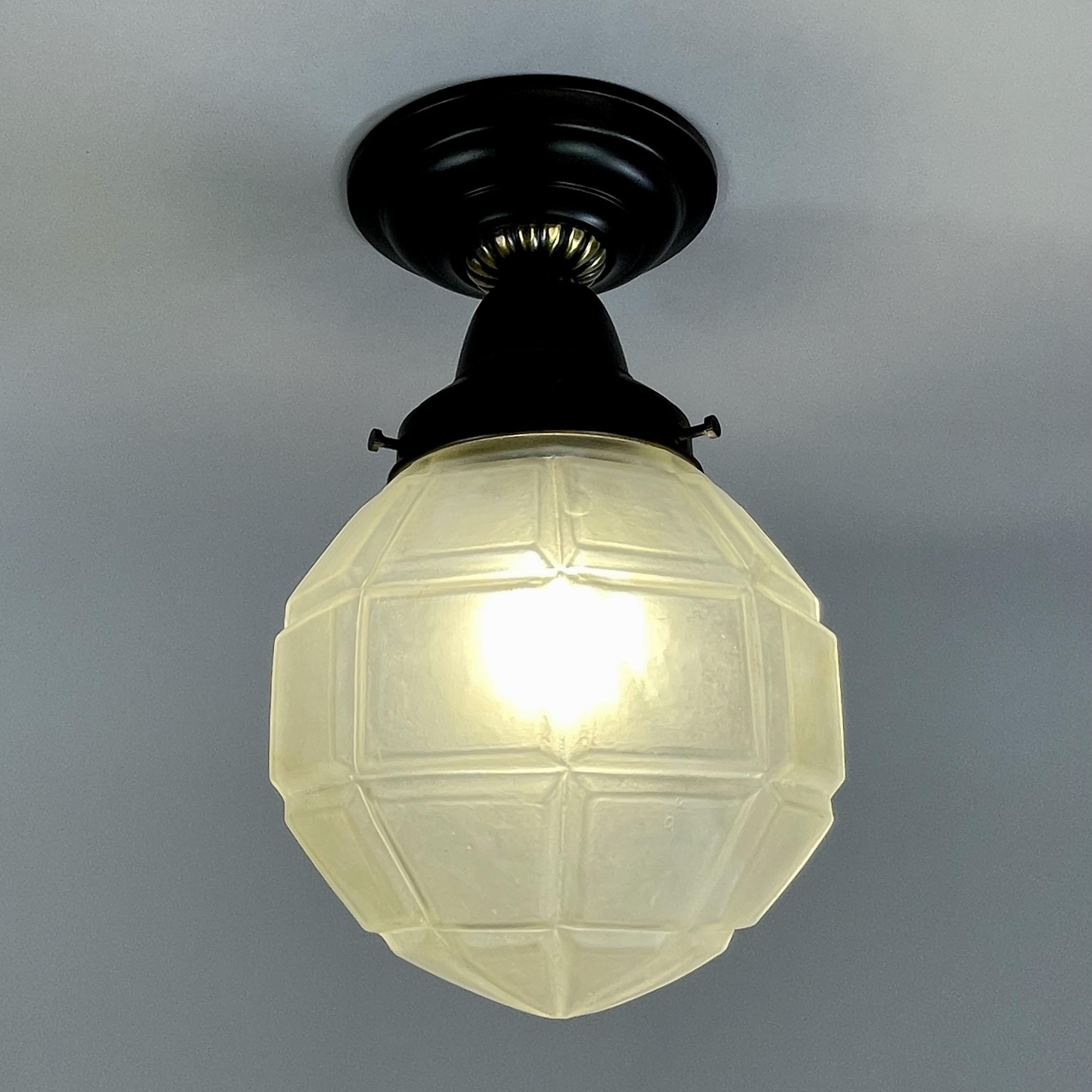 Plafonnier sécessionniste en verre dépoli et laiton bruni, Autriche, années 1920 en vente 2