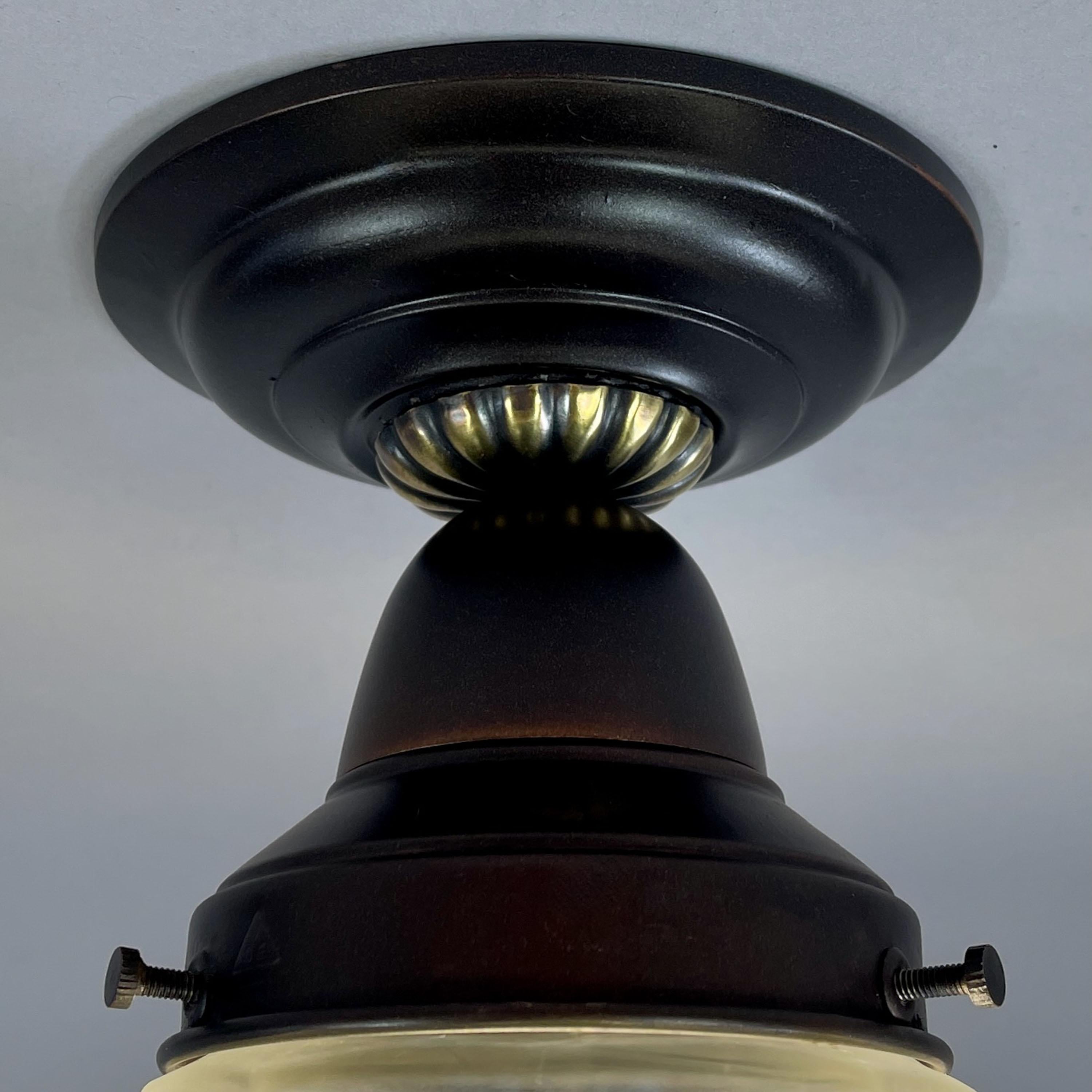 Plafonnier sécessionniste en verre dépoli et laiton bruni, Autriche, années 1920 en vente 3