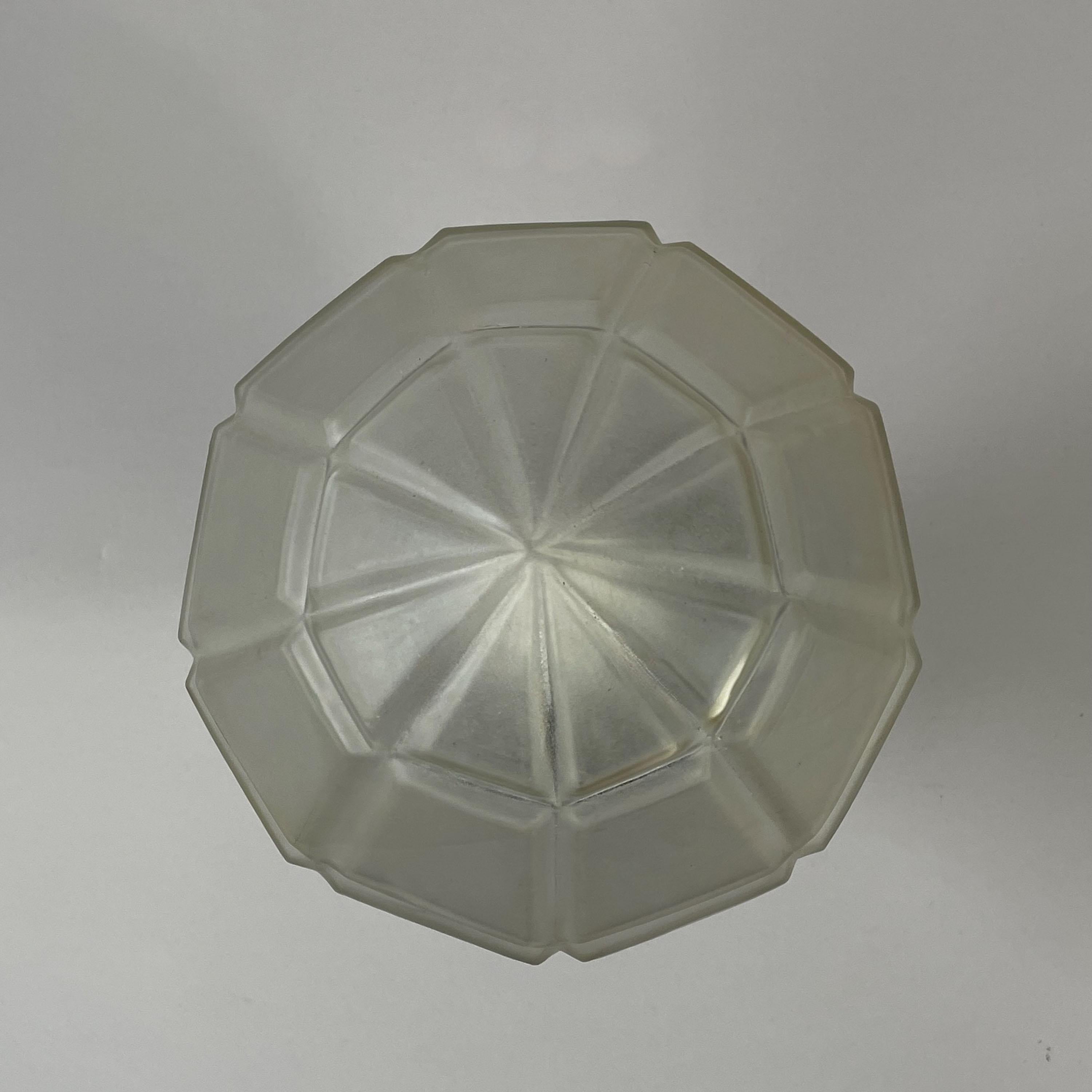 Plafonnier sécessionniste en verre dépoli et laiton bruni, Autriche, années 1920 en vente 4