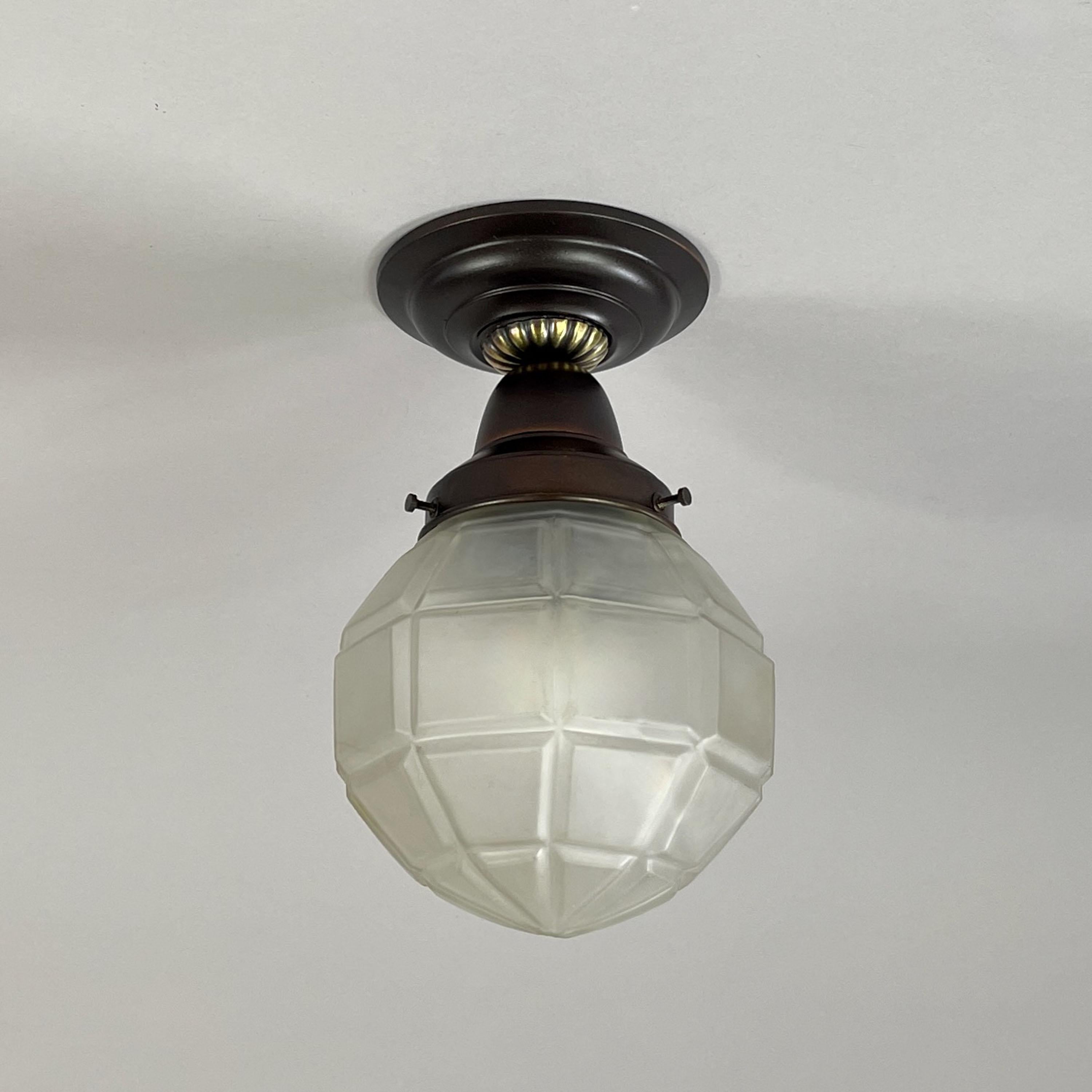 Plafonnier sécessionniste en verre dépoli et laiton bruni, Autriche, années 1920 en vente 5