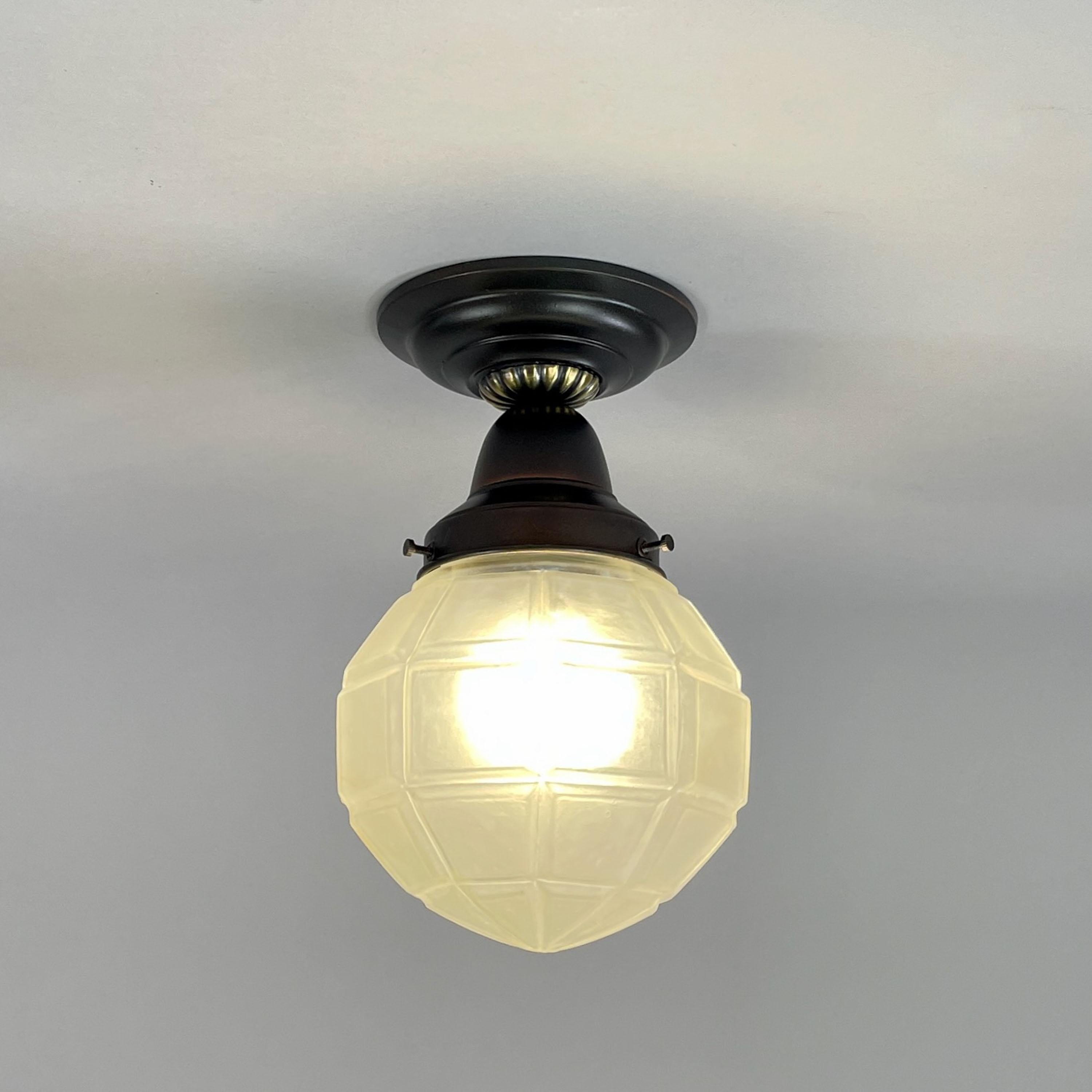 Plafonnier sécessionniste en verre dépoli et laiton bruni, Autriche, années 1920 en vente 6