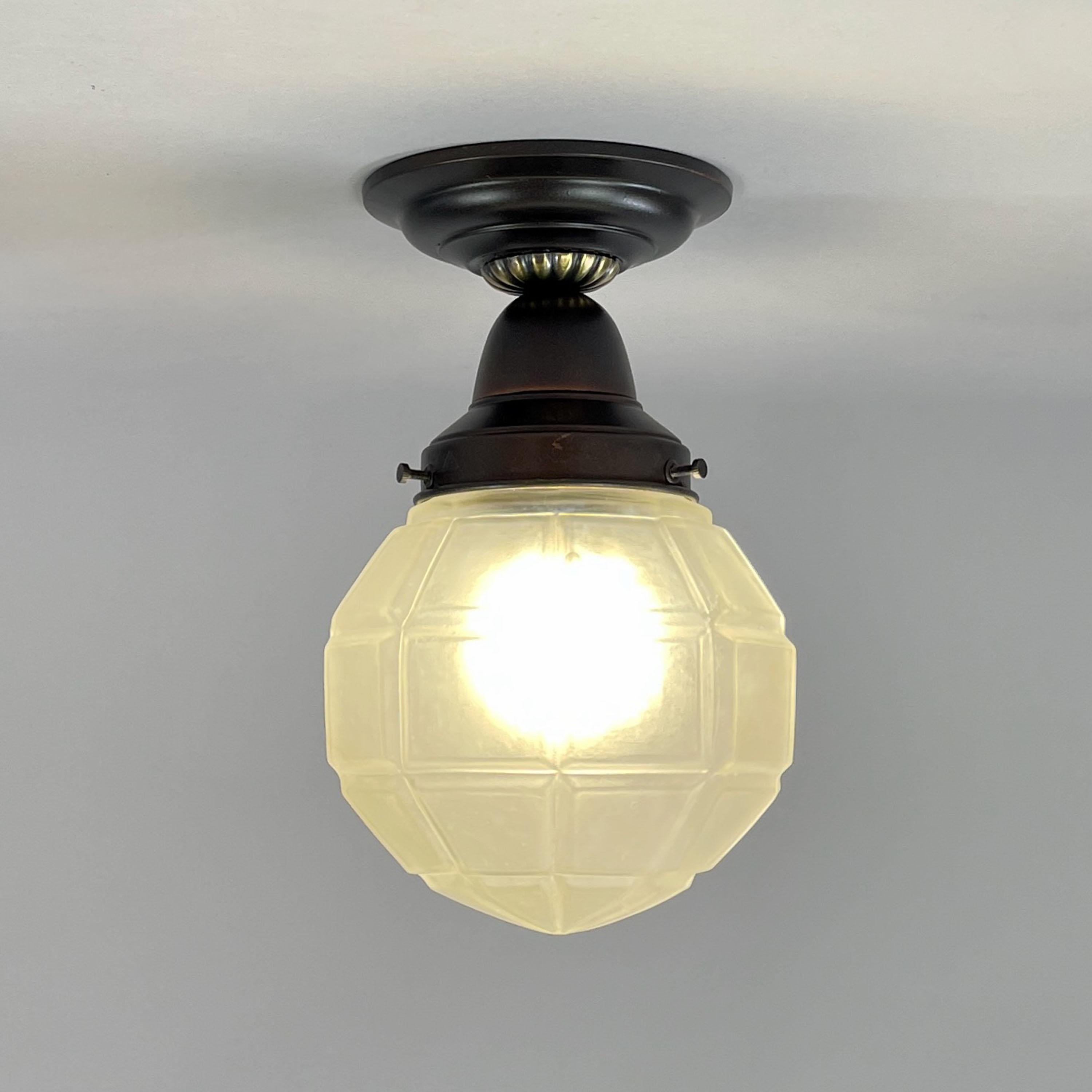 Art déco Plafonnier sécessionniste en verre dépoli et laiton bruni, Autriche, années 1920 en vente