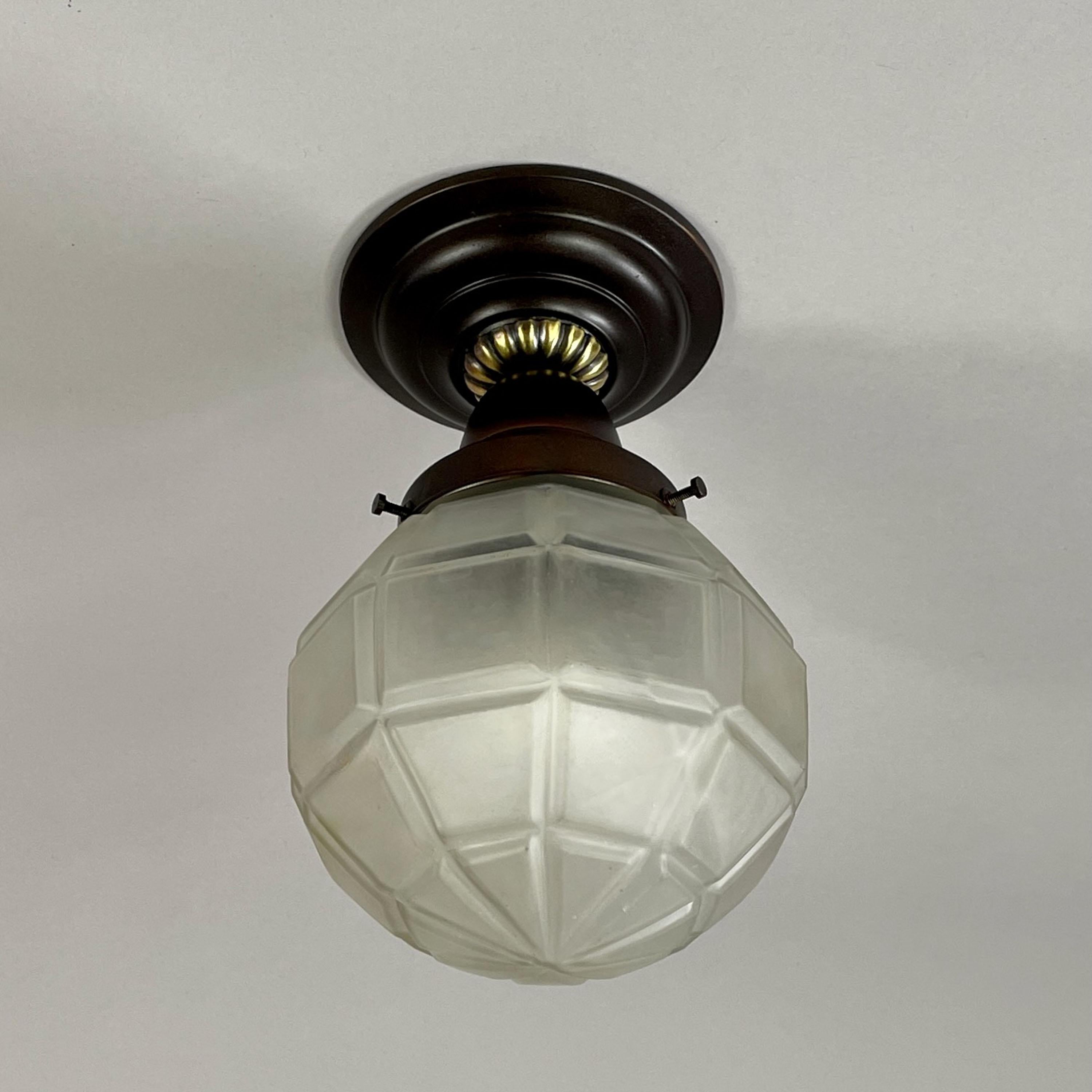 Autrichien Plafonnier sécessionniste en verre dépoli et laiton bruni, Autriche, années 1920 en vente