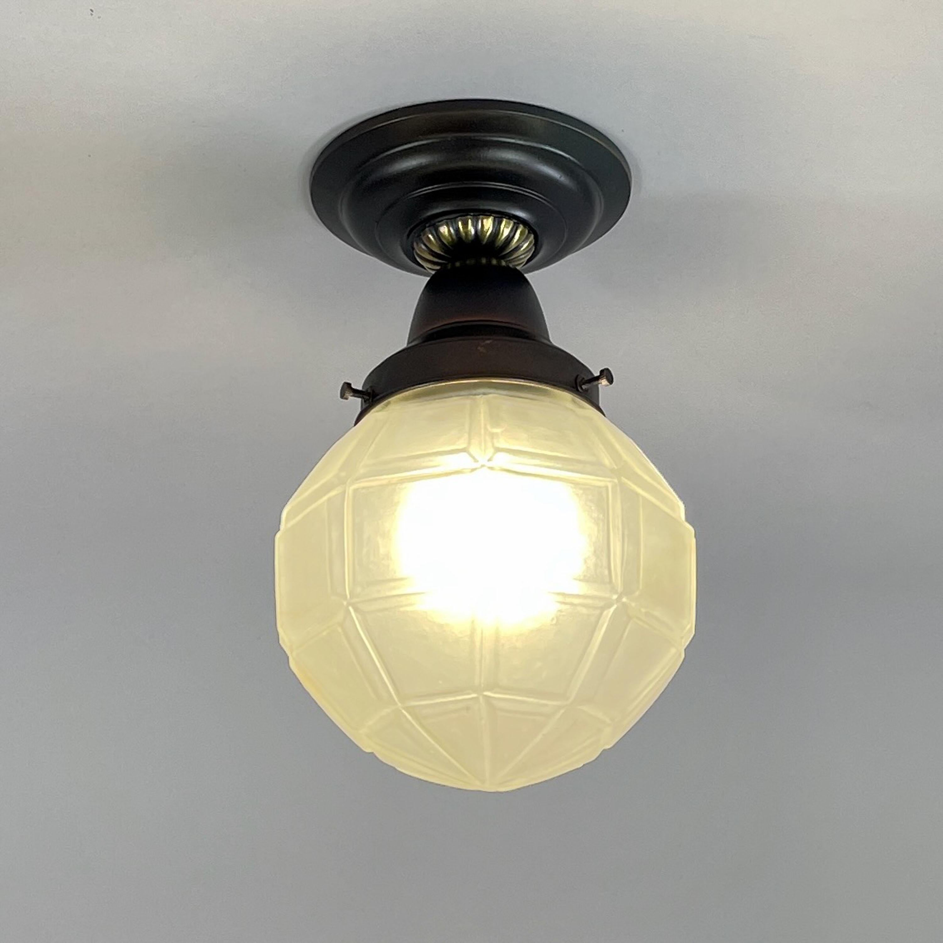 Dépoli Plafonnier sécessionniste en verre dépoli et laiton bruni, Autriche, années 1920 en vente