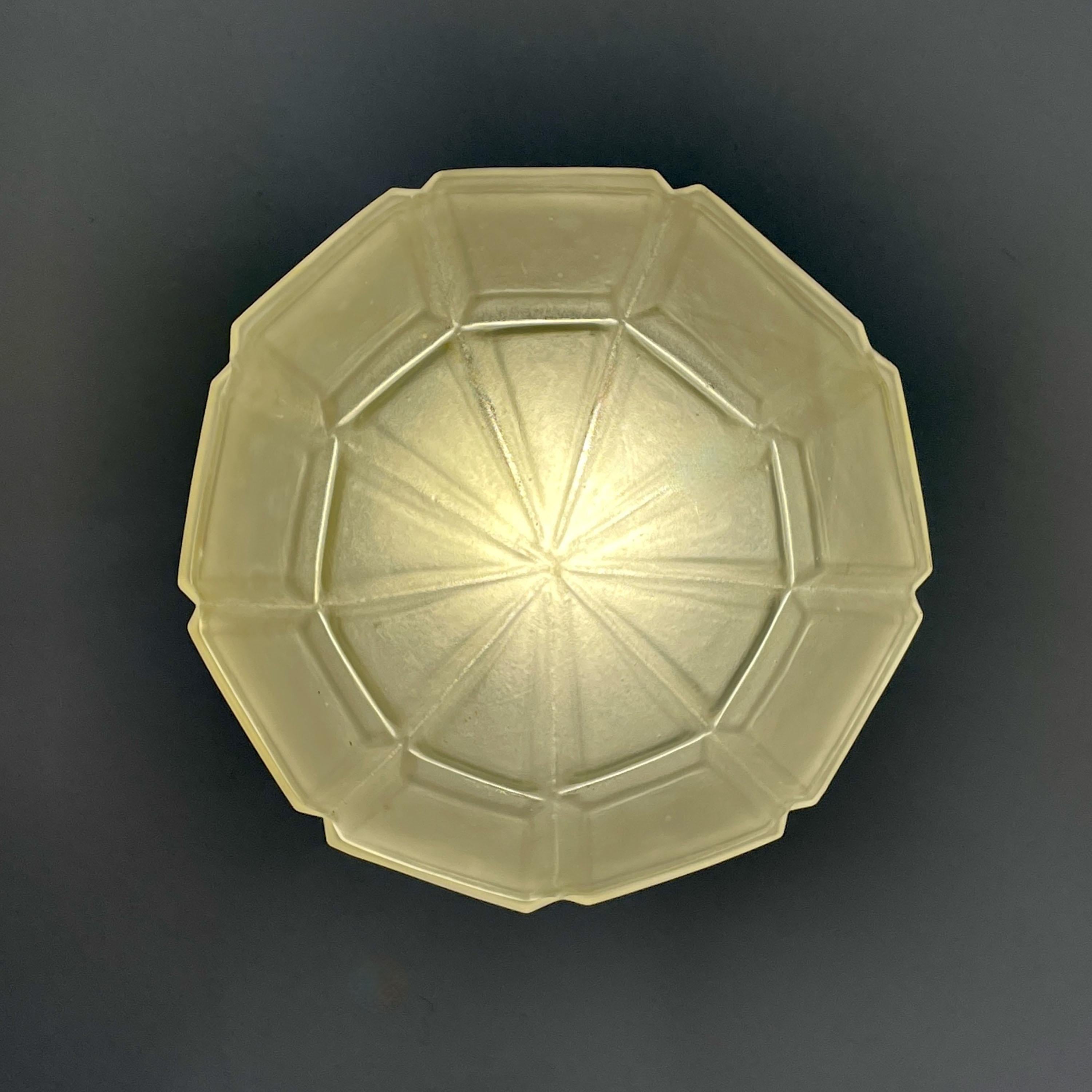 Plafonnier sécessionniste en verre dépoli et laiton bruni, Autriche, années 1920 Bon état - En vente à NUEMBRECHT, NRW