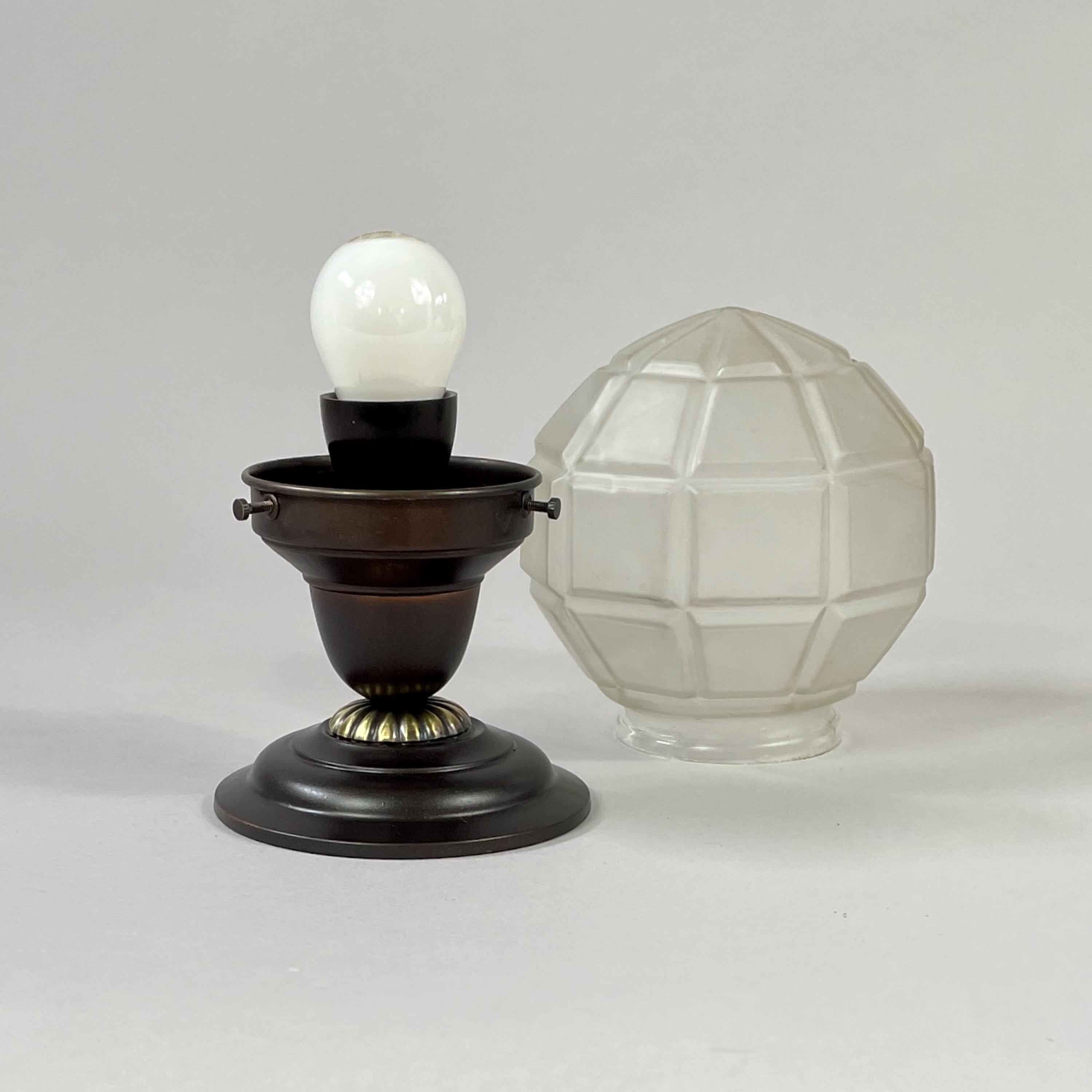 Début du 20ème siècle Plafonnier sécessionniste en verre dépoli et laiton bruni, Autriche, années 1920 en vente