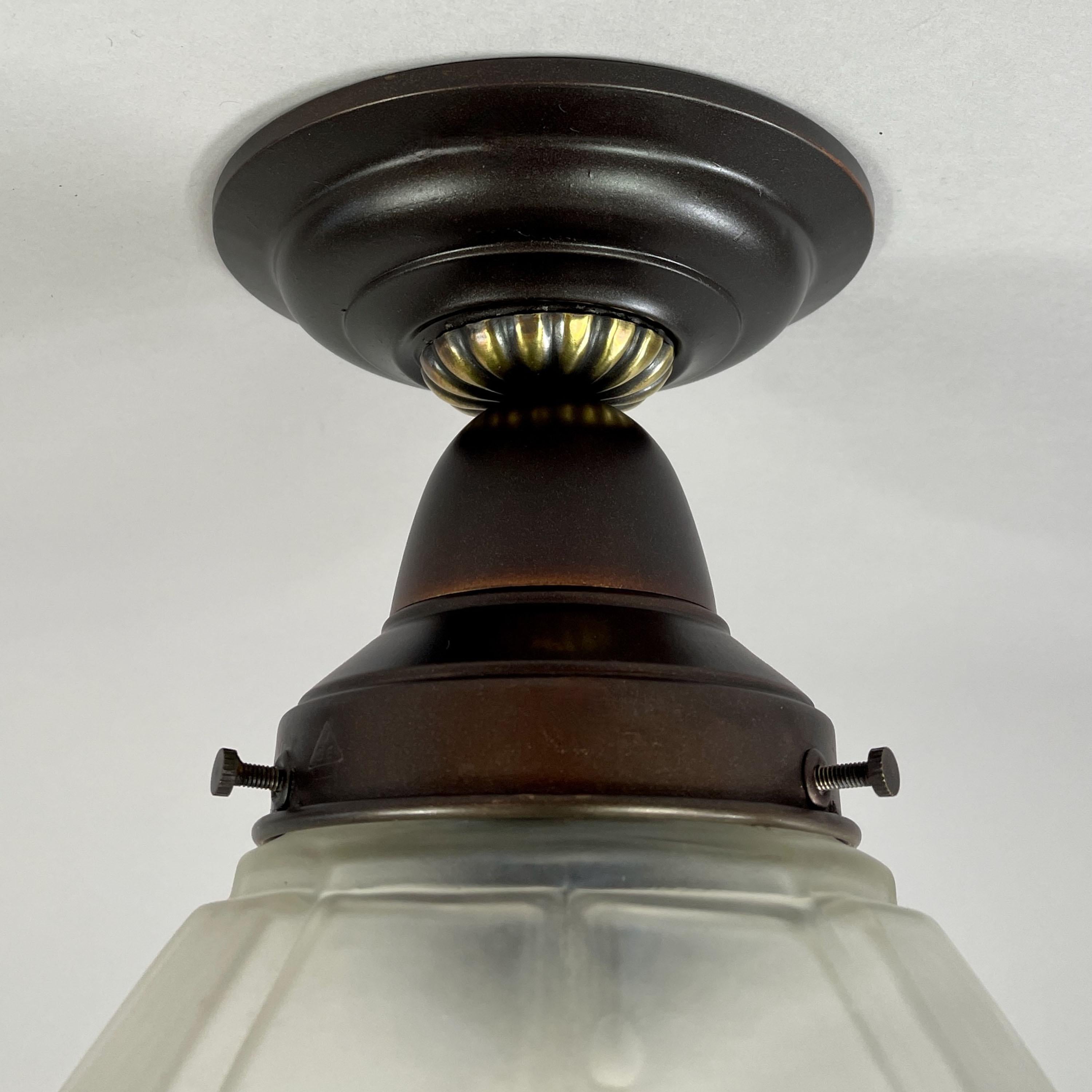 Laiton Plafonnier sécessionniste en verre dépoli et laiton bruni, Autriche, années 1920 en vente