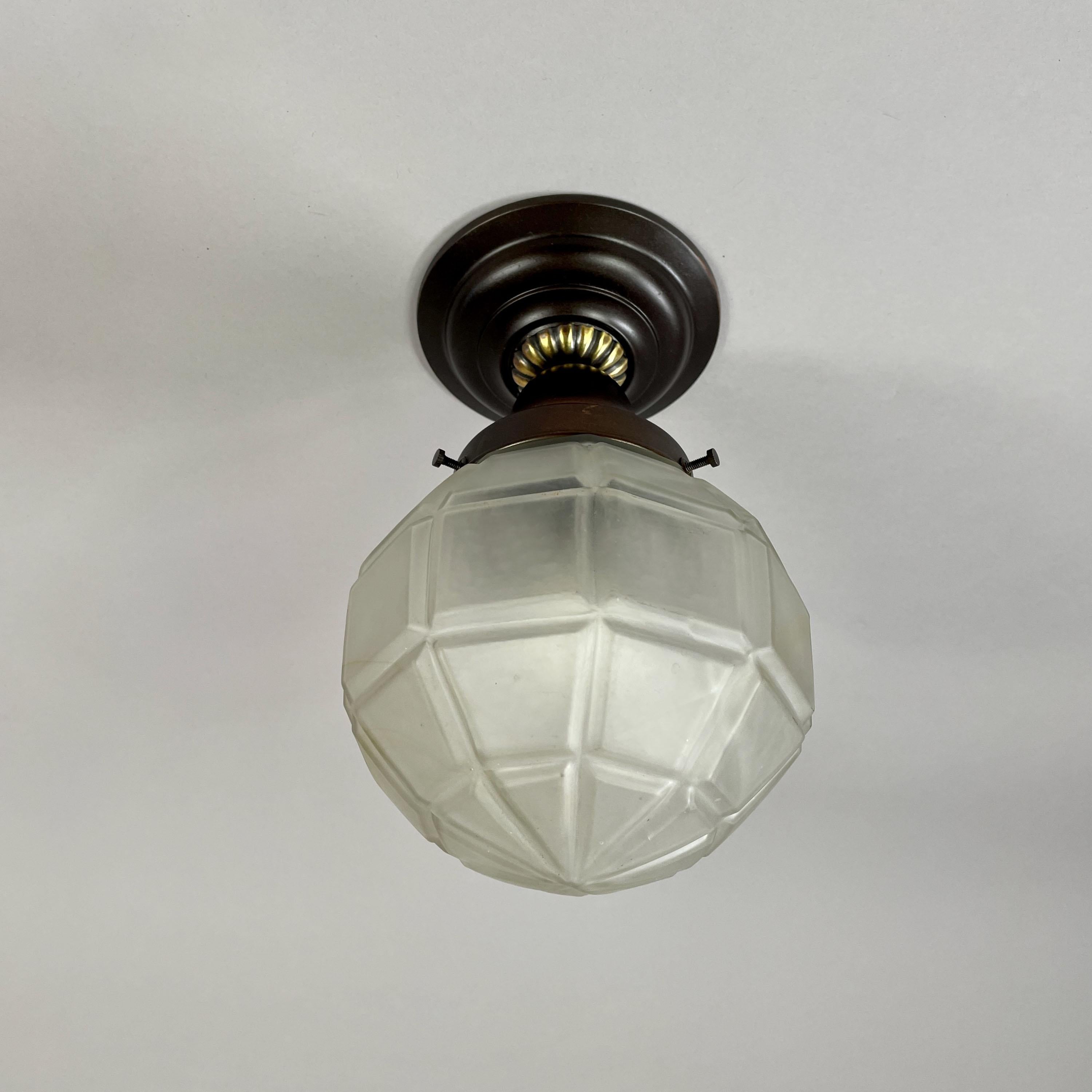 Plafonnier sécessionniste en verre dépoli et laiton bruni, Autriche, années 1920 en vente 1