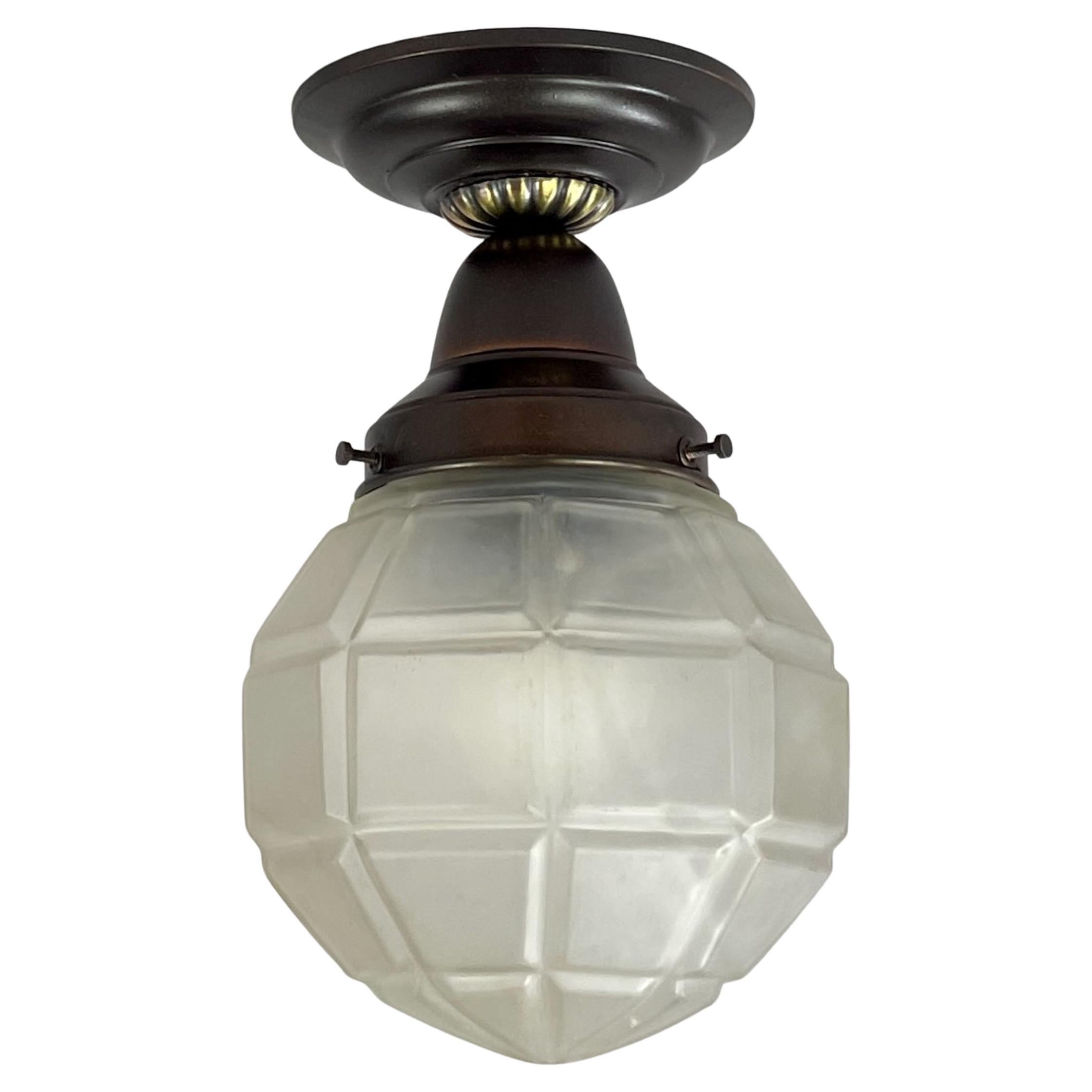 Plafonnier sécessionniste en verre dépoli et laiton bruni, Autriche, années 1920