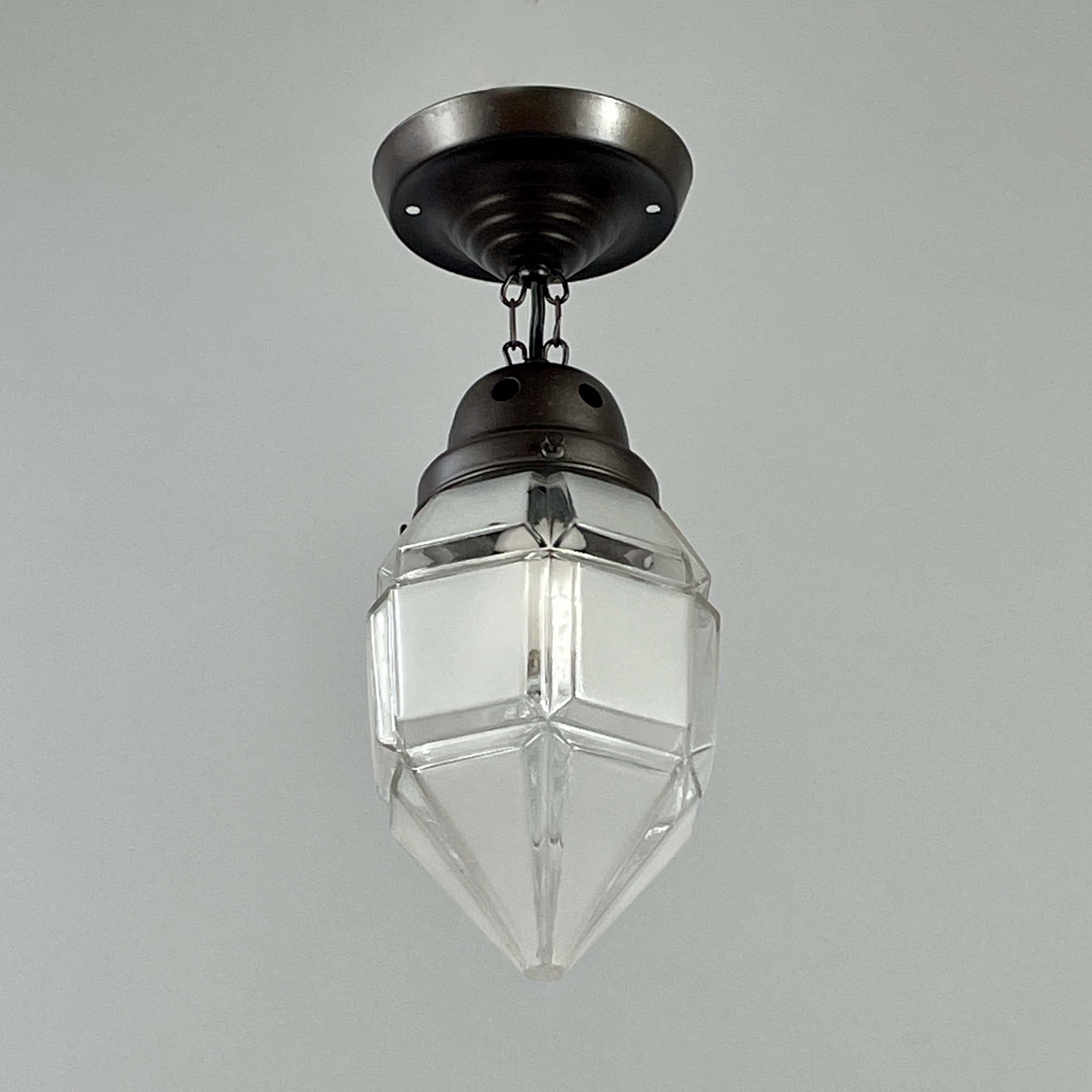 Semiplafón secesionista de vidrio esmerilado y latón bruñido, Austria Años 20 en venta 4