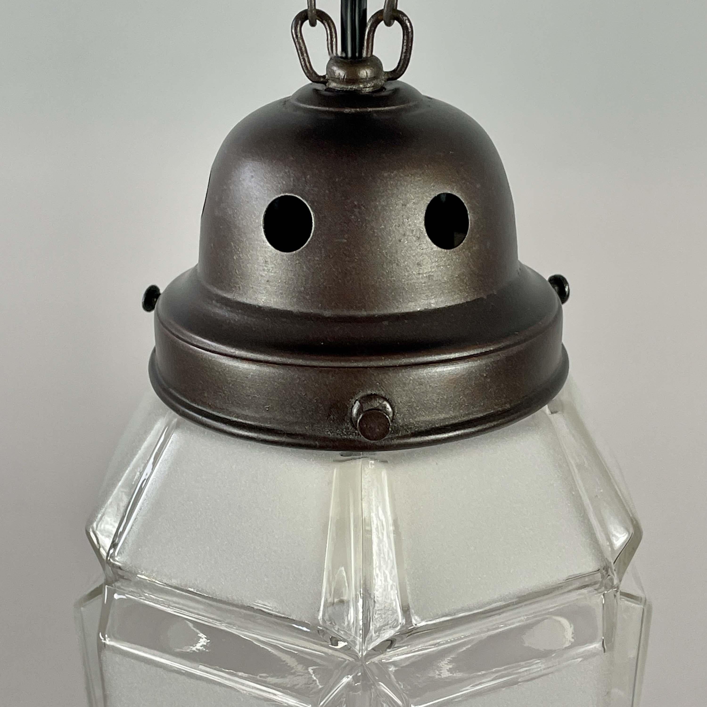 Semiplafón secesionista de vidrio esmerilado y latón bruñido, Austria Años 20 principios del siglo XX en venta