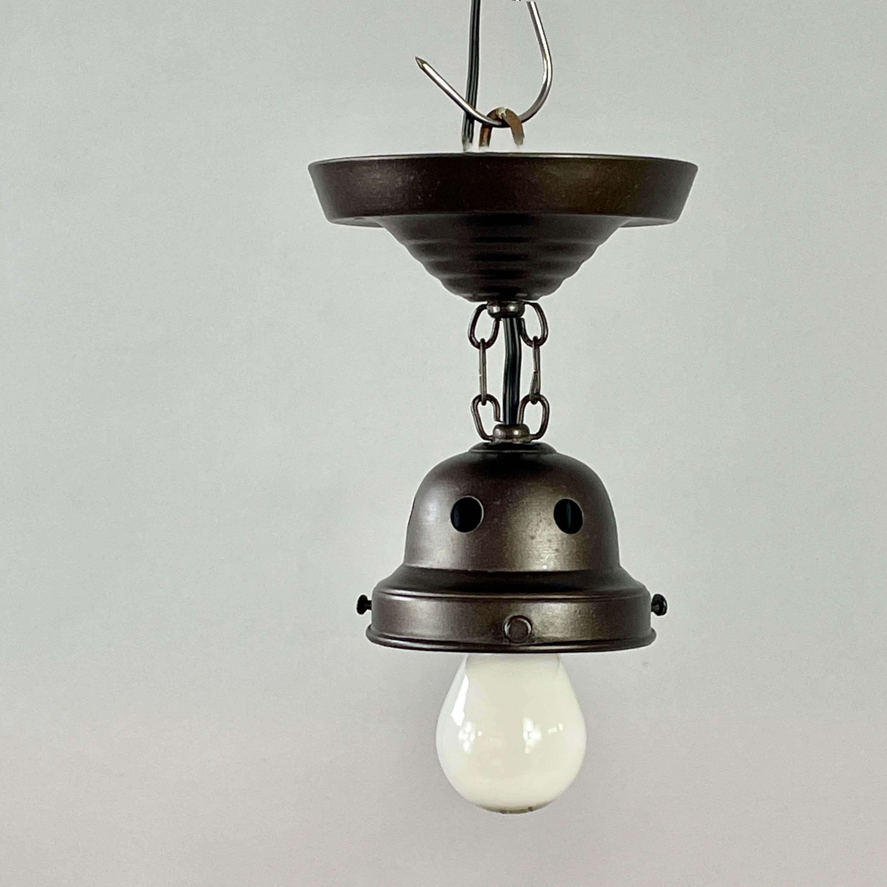 Semiplafón secesionista de vidrio esmerilado y latón bruñido, Austria Años 20 Latón en venta