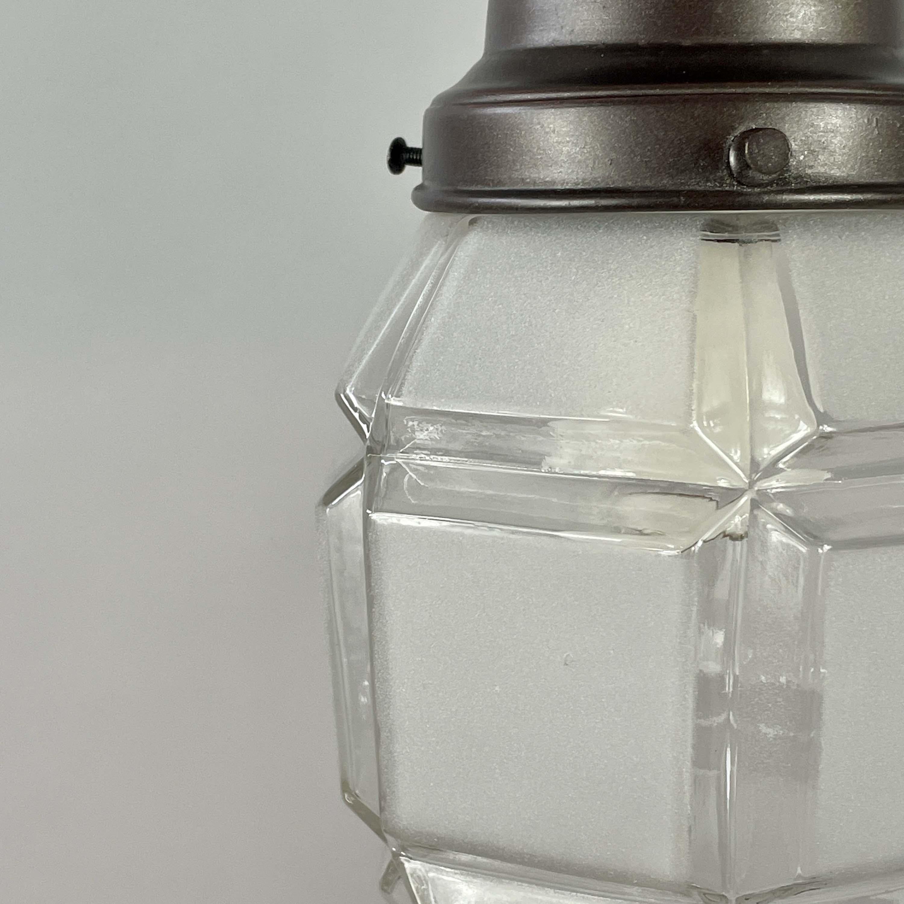 Semiplafón secesionista de vidrio esmerilado y latón bruñido, Austria Años 20 en venta 1