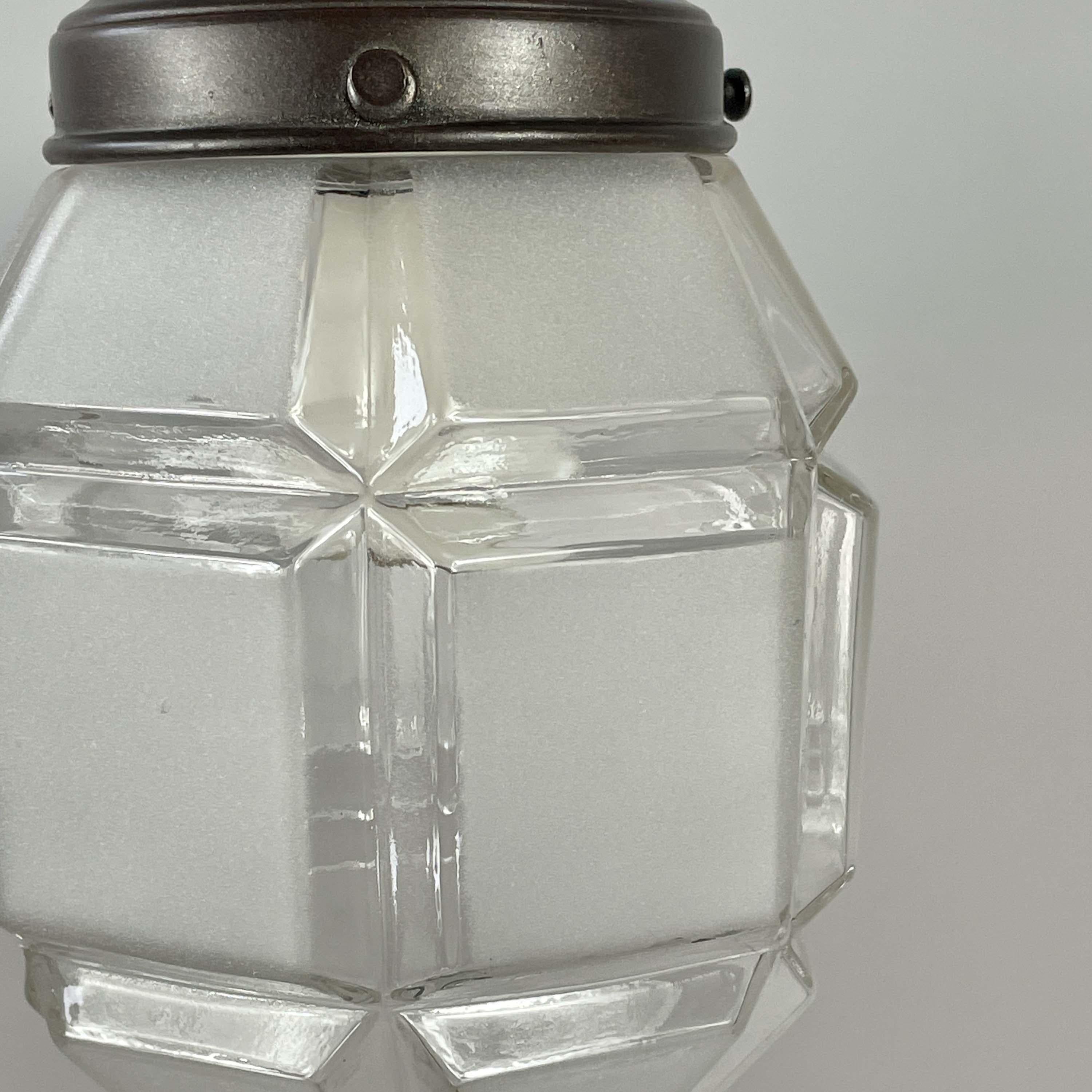 Semiplafón secesionista de vidrio esmerilado y latón bruñido, Austria Años 20 en venta 2