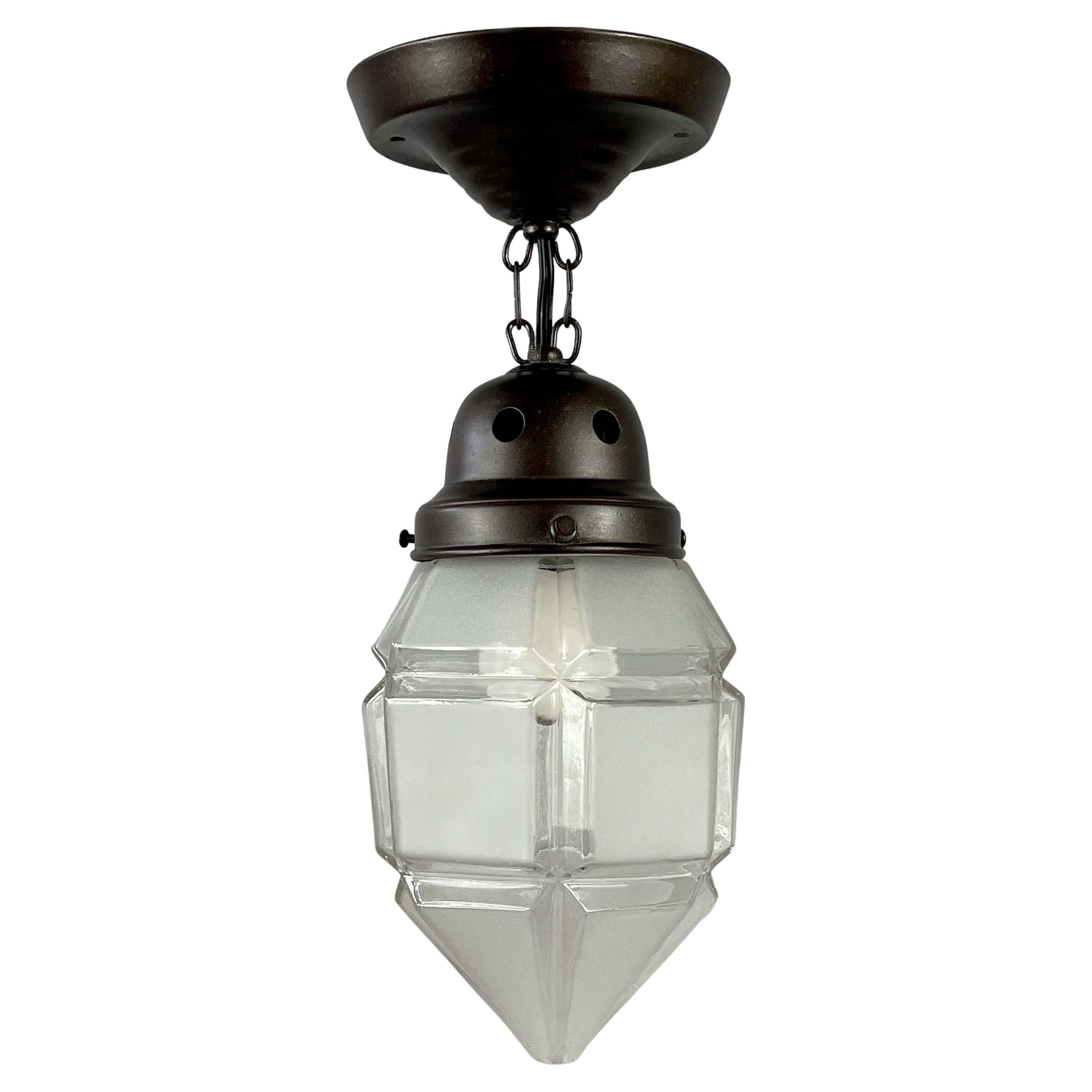 Semiplafón secesionista de vidrio esmerilado y latón bruñido, Austria Años 20