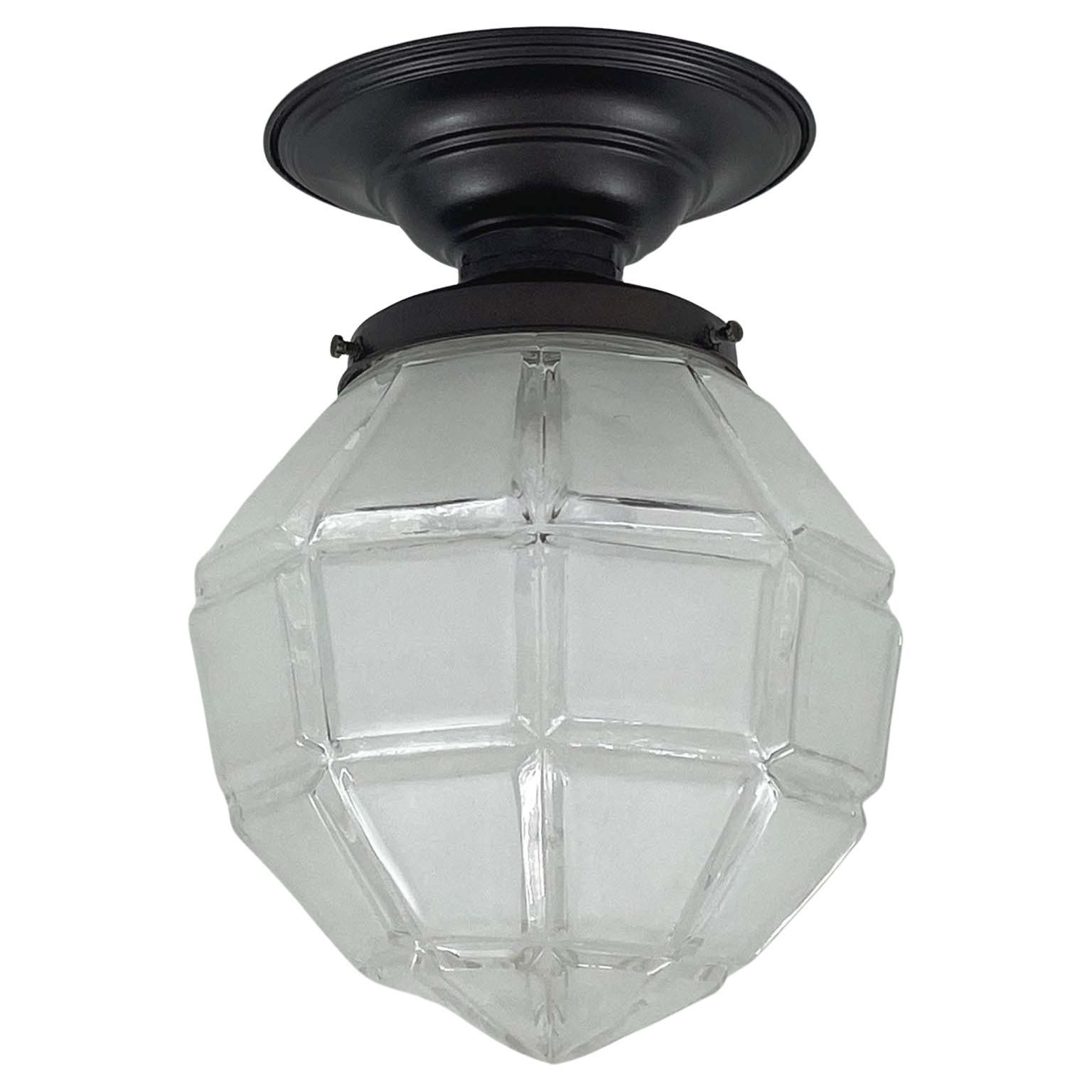 Questa graziosa montatura da incasso è stata progettata e prodotta in Austria negli anni '20. Presenta un paralume in vetro geometrico smerigliato e un supporto e un baldacchino in metallo. La luce richiede una lampadina E26/E27.

L'apparecchio