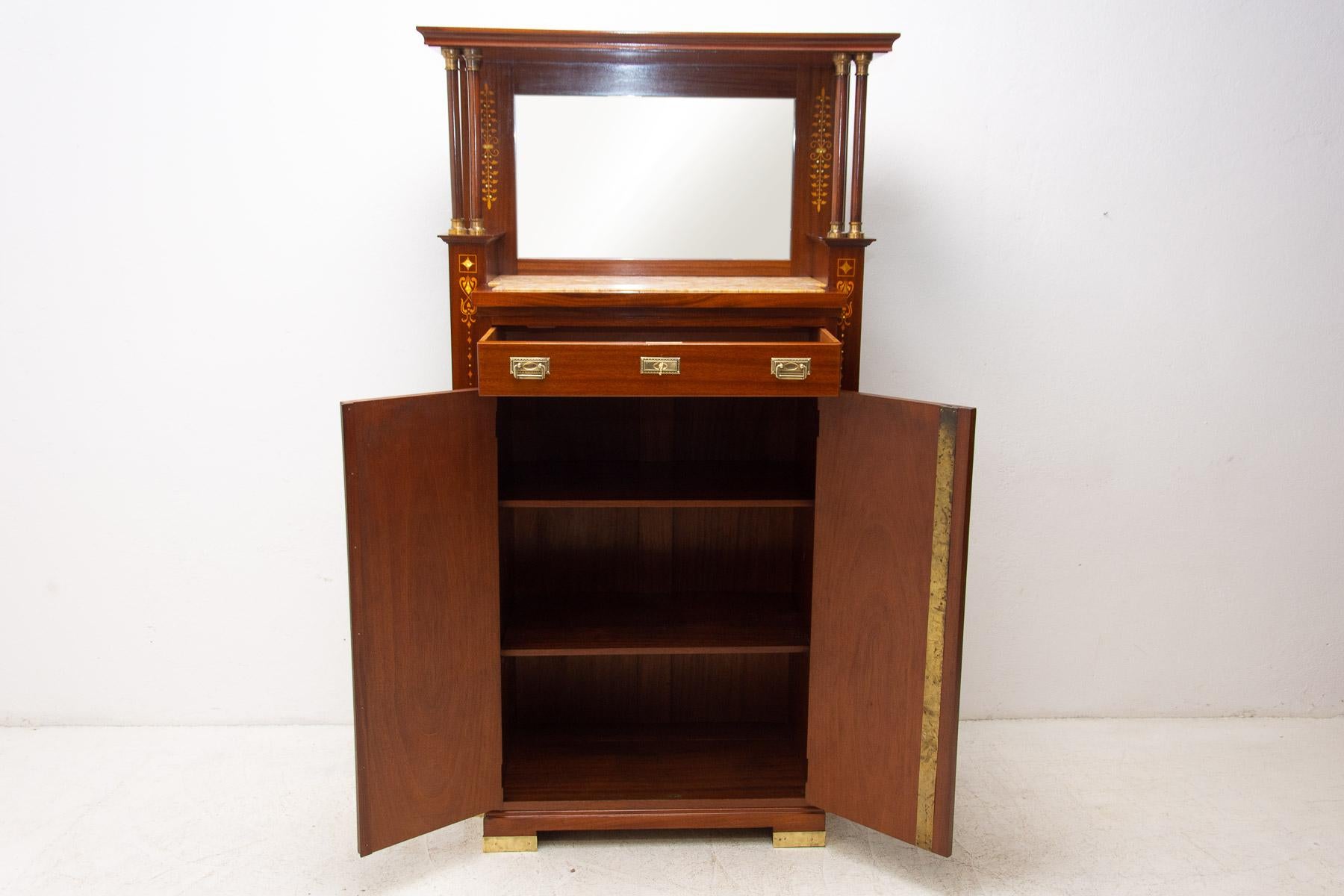 Vitrina secesionista de caoba, Austria, 1910 en venta 2
