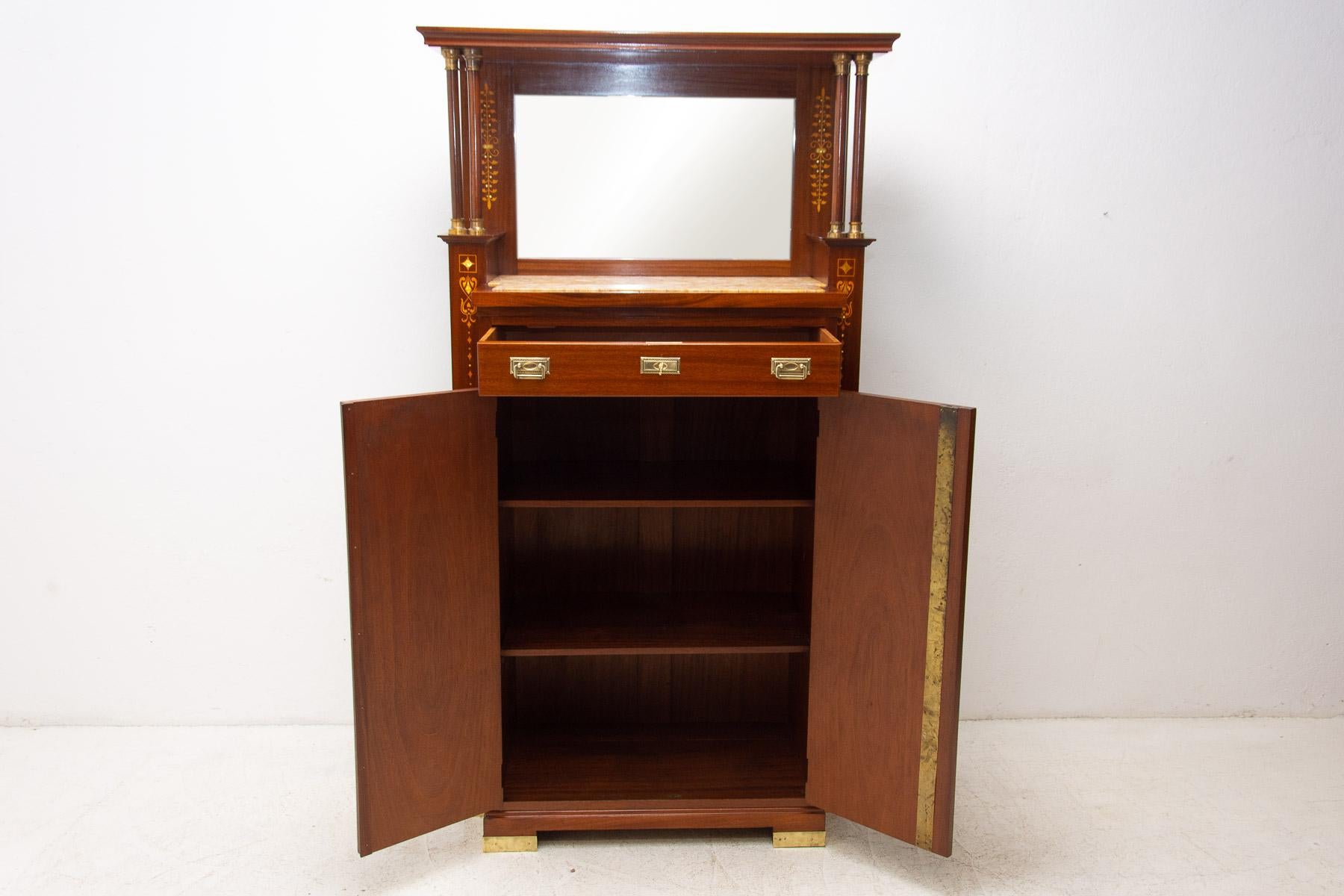 Secessionist Mahogany Display Cabinet, Austria, 1910 For Sale 2