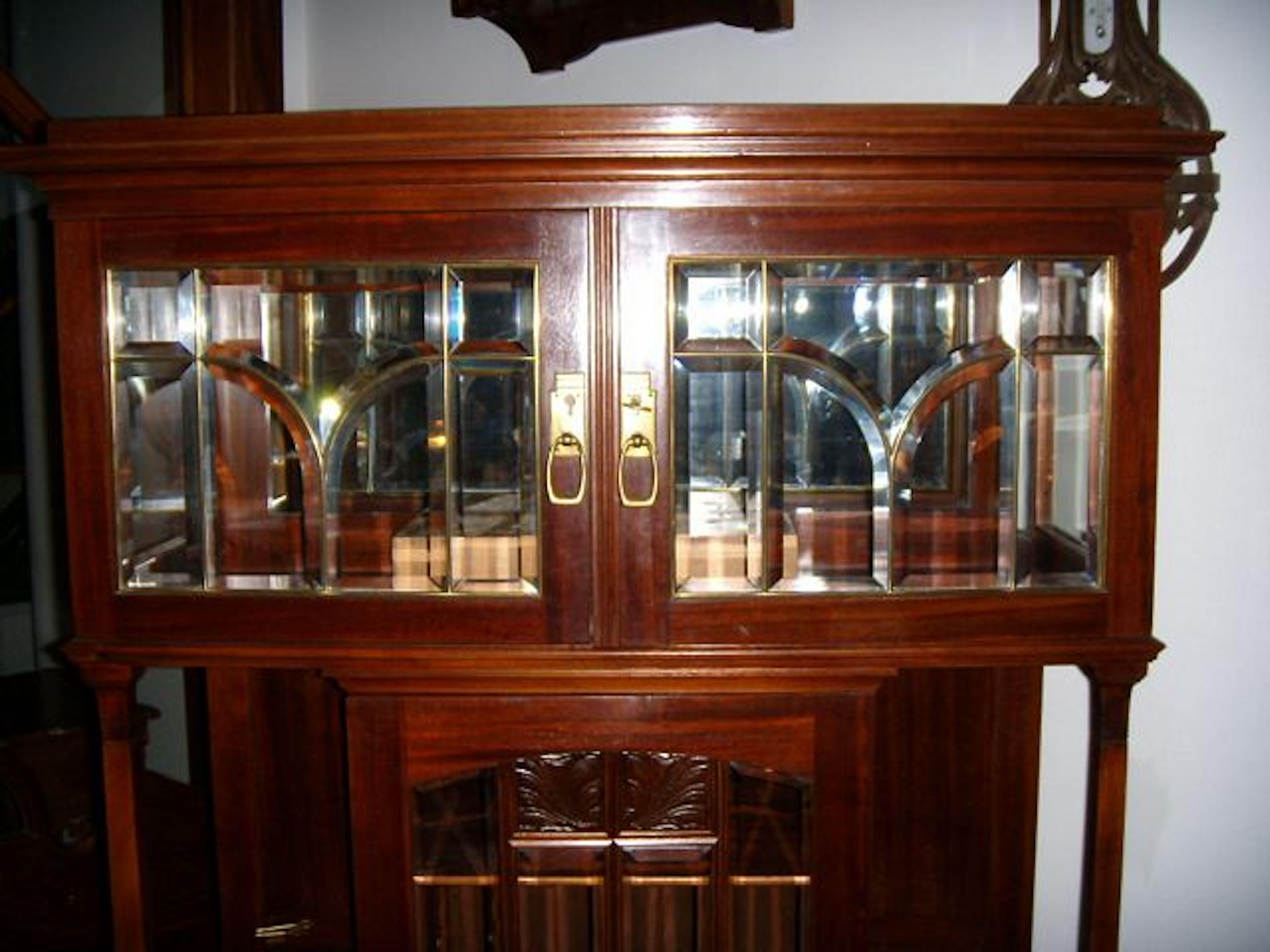 Sécession viennoise Vitrine sécessionniste en acajou avec décoration sculptée et portes en verre biseauté en vente