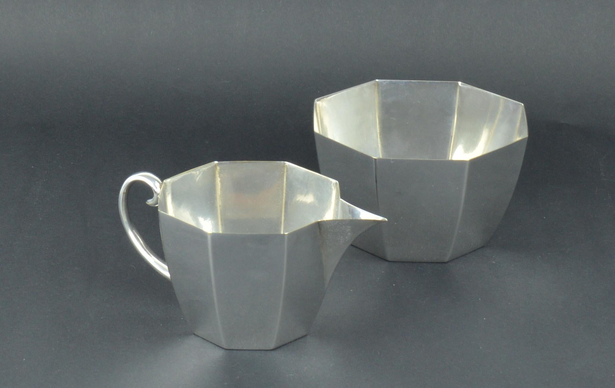 Very smart silver plated milk and sugar or strawberry's and cream

Makers mark of WMF on the bases.





 