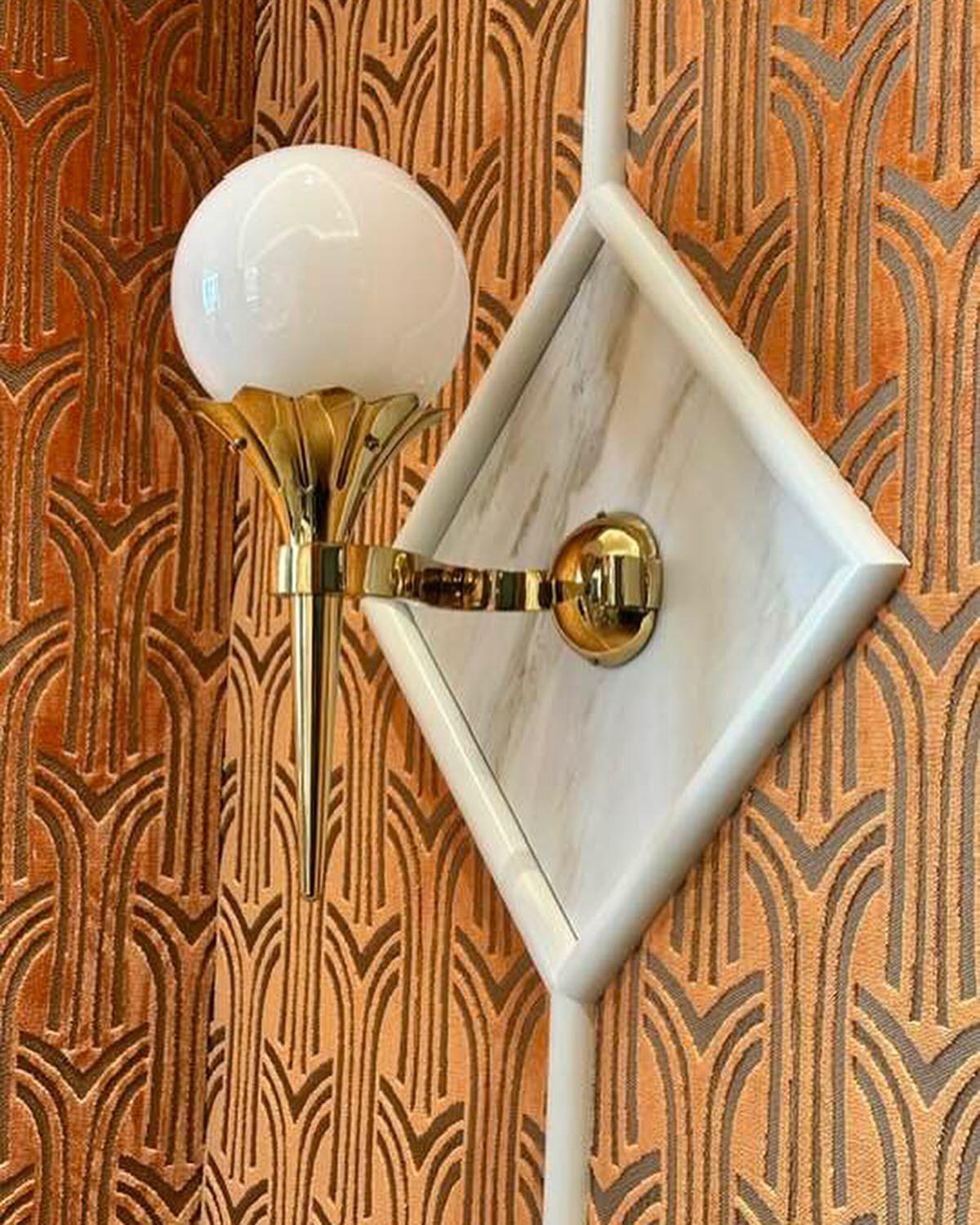 Laiton Applique à torche sécessionniste Réédition de la lampe en tissu artistique faite à la main en vente