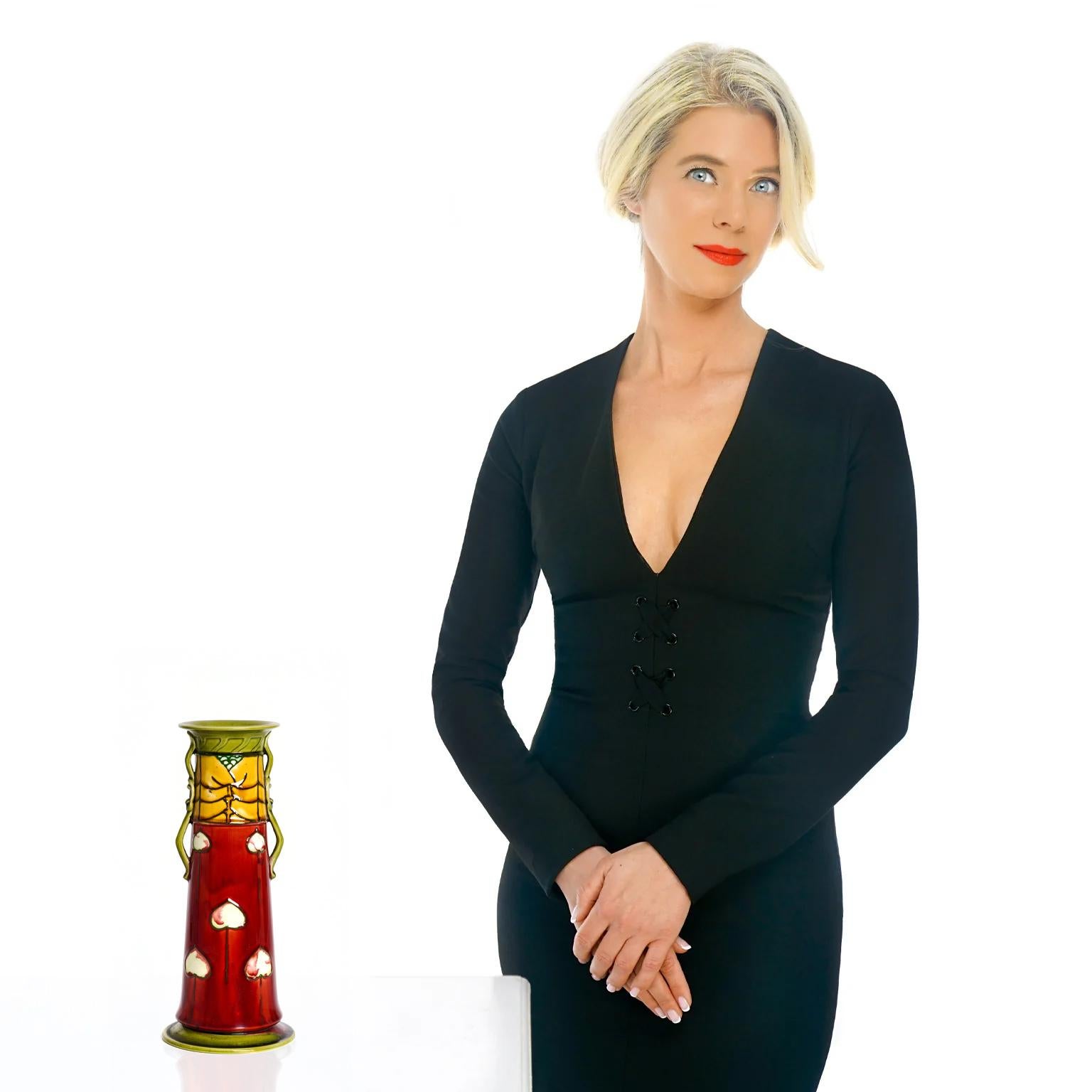 Circa 1903, di Minton, Inghilterra.  Progettato da Leon Solon e John Wadsworths. Questo spettacolare vaso in stile Art Nouveau appartiene a un set di Minton influenzato dal movimento secessionista austriaco. Il look è molto alla moda e decisamente