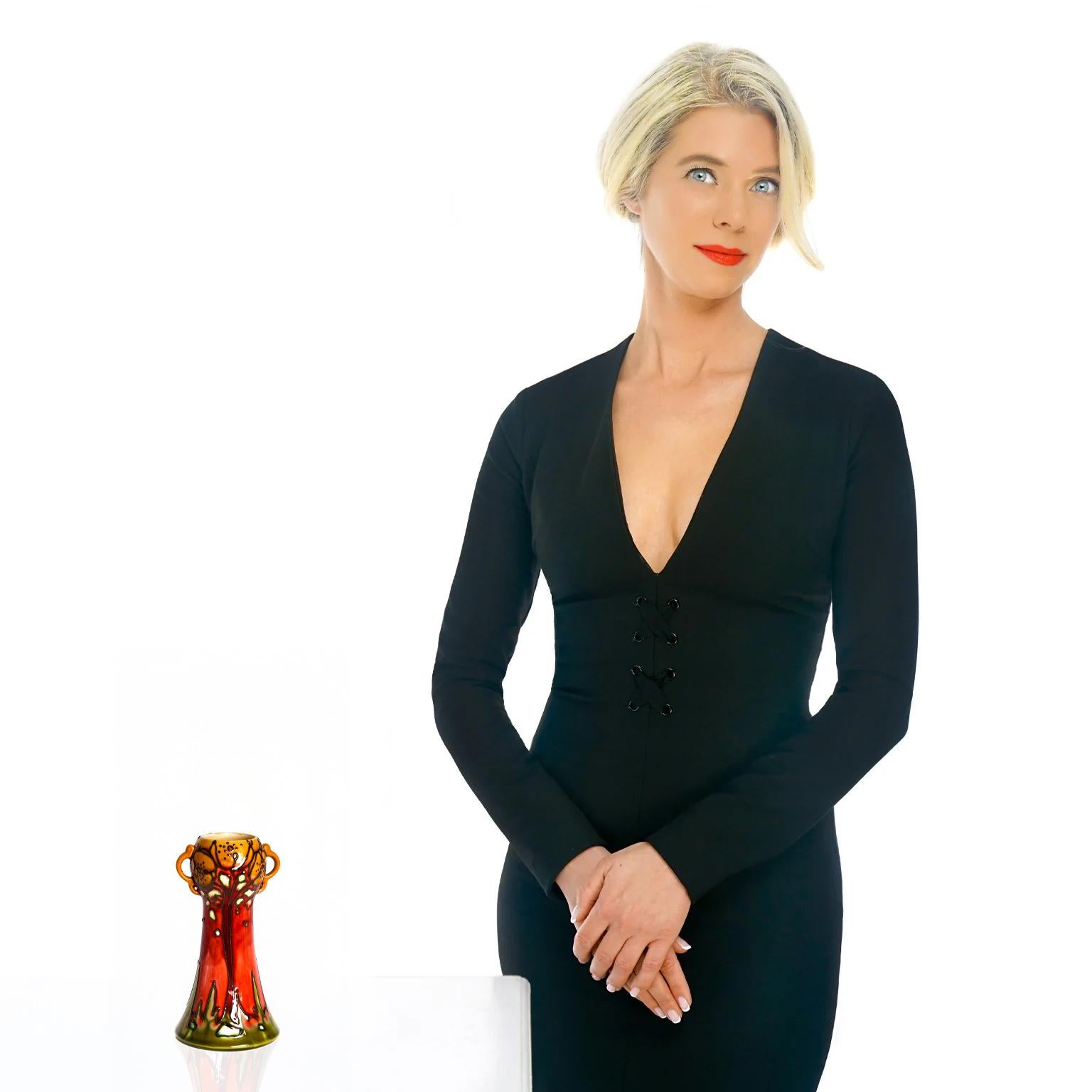 Circa 1902-14, di Minton, Inghilterra.   Progettato da Leon Solon e John Wadsworths.  Questo spettacolare vaso in stile Art Nouveau appartiene a un set di Minton influenzato dal movimento secessionista austriaco. Il look è molto alla moda e