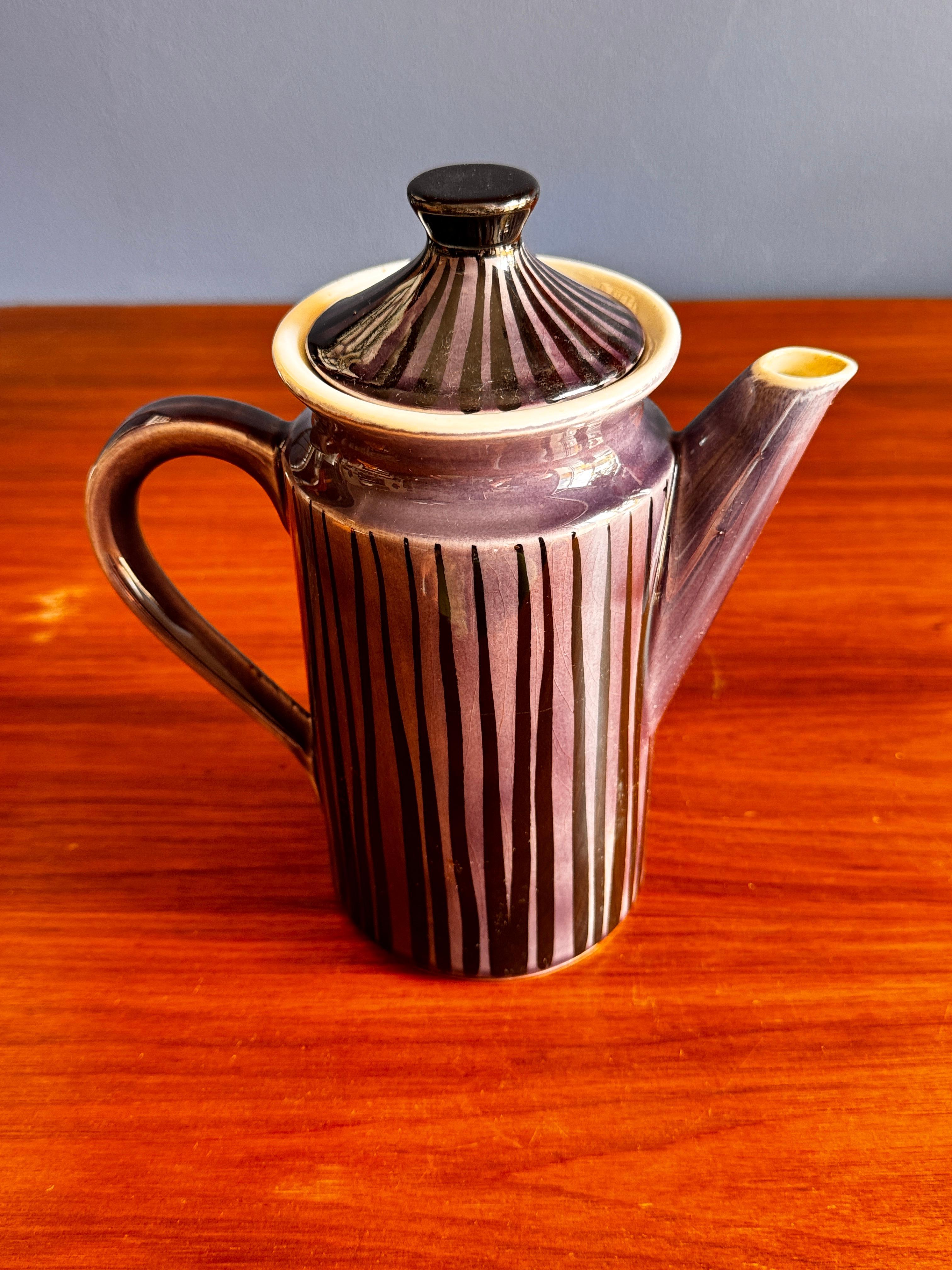 Secla Coffee Service – Mid-Century Portuguese Ceramics in Bold Violet, 1970s For Sale 6