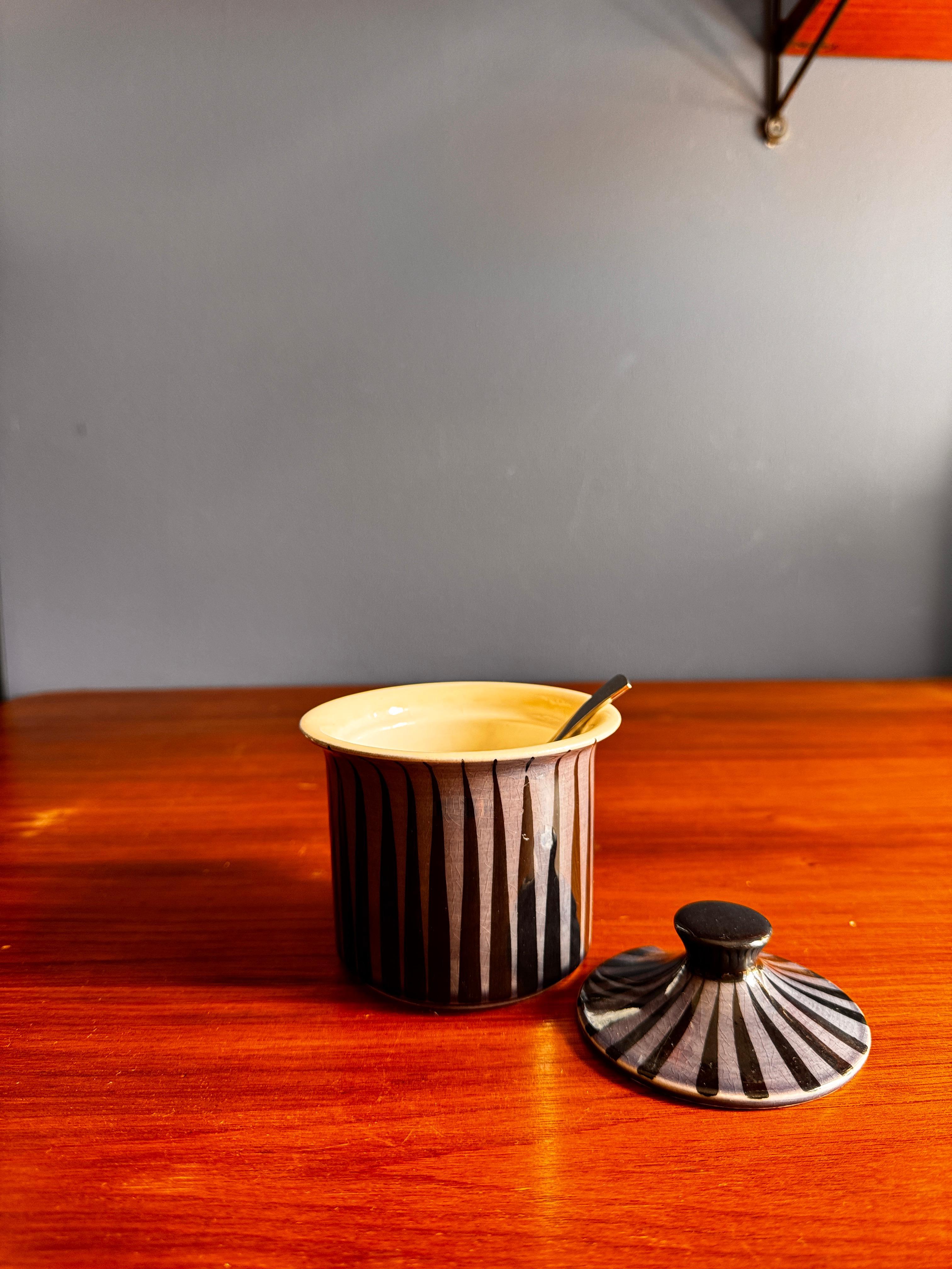 Secla Coffee Service – Mid-Century Portuguese Ceramics in Bold Violet, 1970s For Sale 3