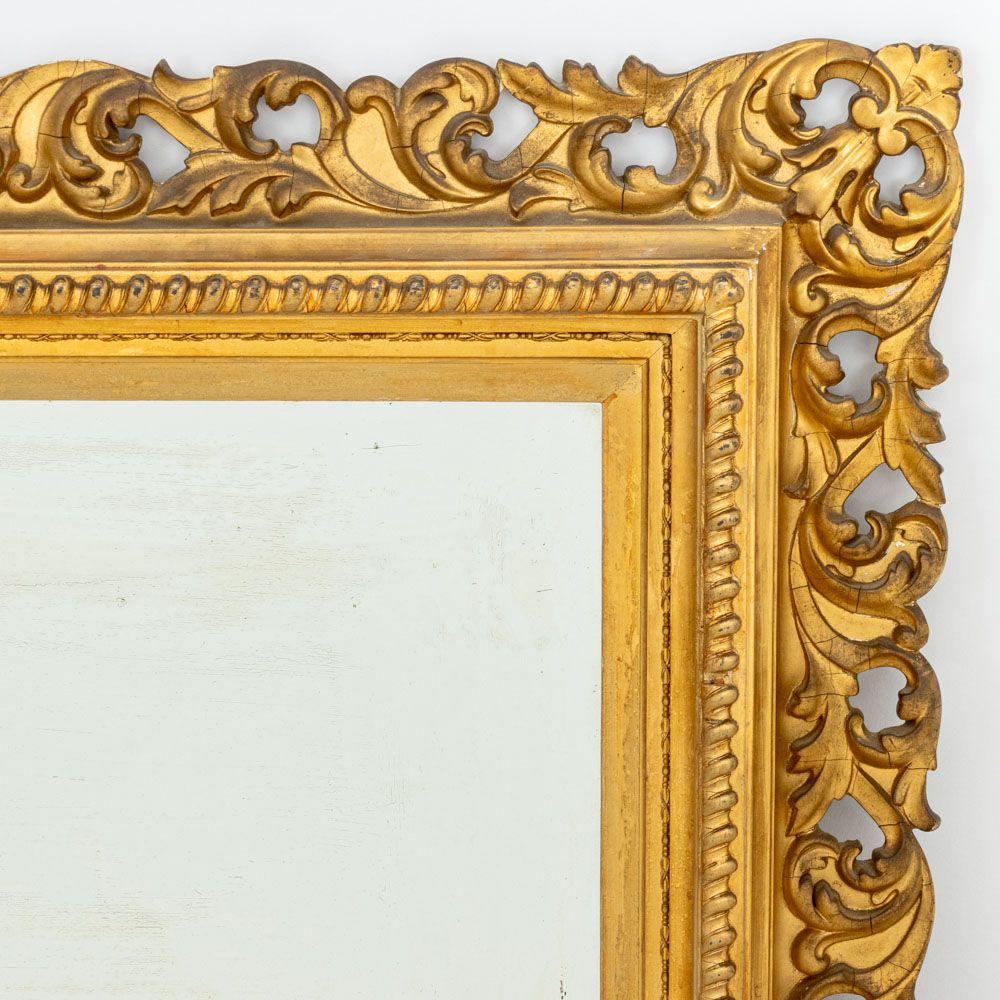 Specchio rettangolare in legno dorato del Secondo Impero, fine del XIX secolo, con cornice a volute e fogliame, etichetta di William Williamsus sul retro. Specchio: 29