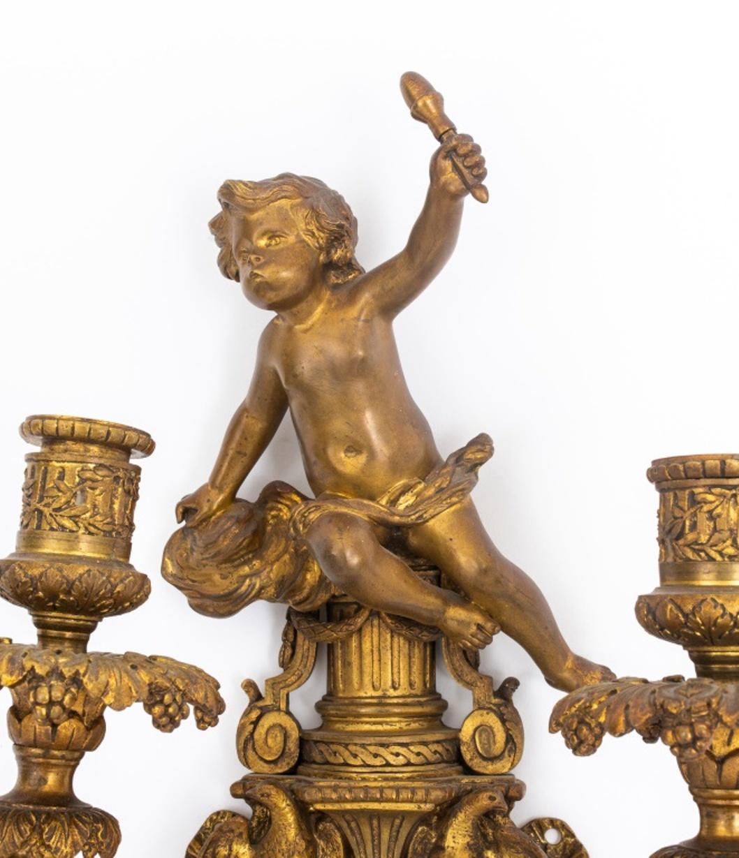 Applique à deux lumières en métal doré de style Louis XVI du Second Empire.

Dimensions : 20