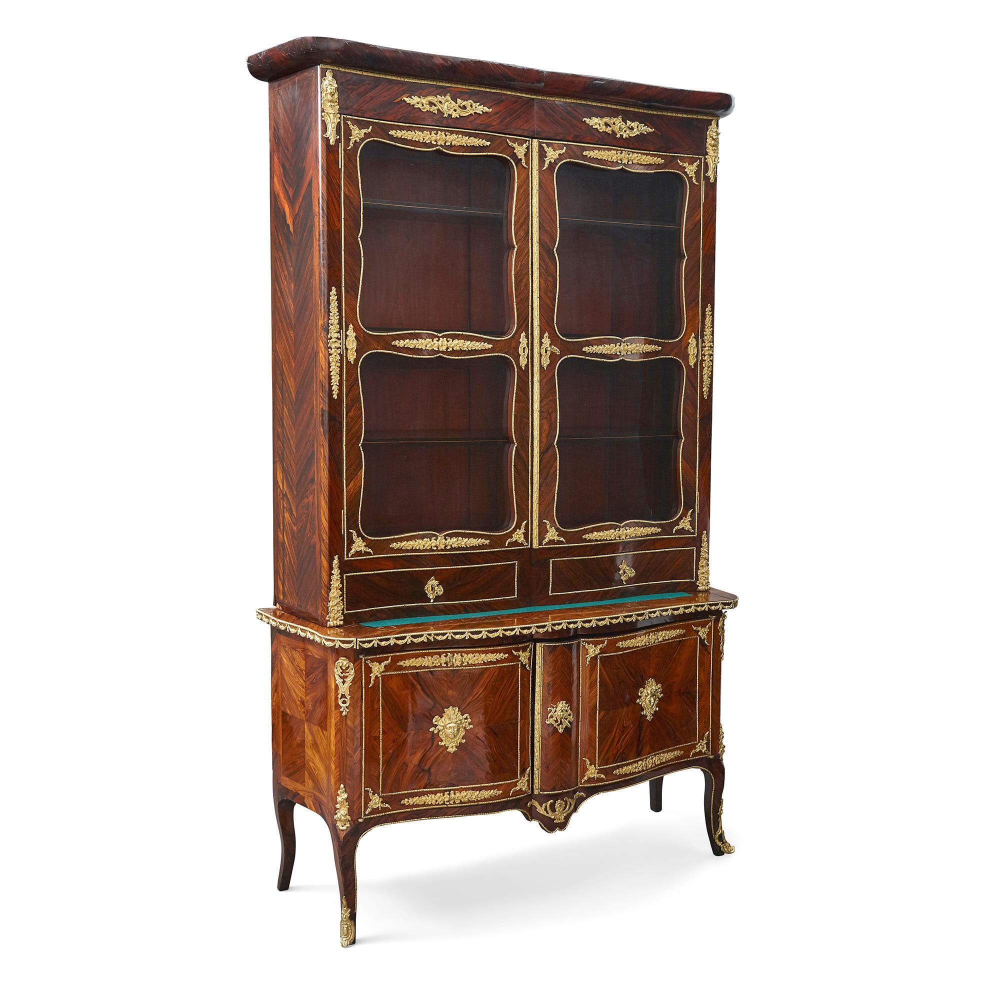 Vitrine d'époque Second Empire en bronze doré et bois de roi
Français, C.I.C.
Hauteur 218cm, largeur 128cm, profondeur 42cm

Cette belle vitrine, datant de l'époque Napoléon III, est luxueusement réalisée en bois de roi monté en bronze doré.