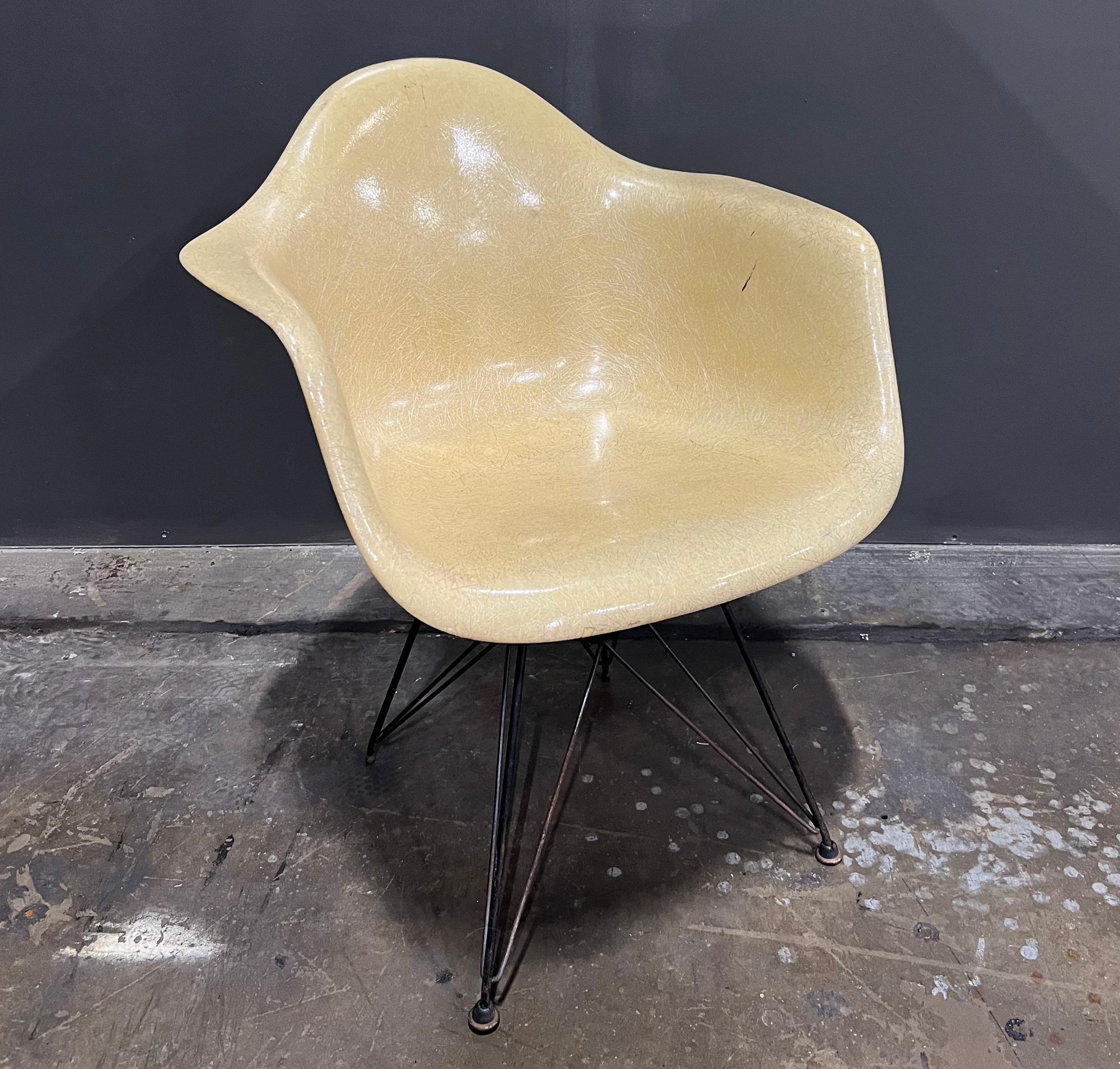 Pour votre considération, nous vous offrons cette merveilleuse coque de bras en fibre de verre moulée de la 2ème génération de Eames avec la base originale de la Tour Eiffel. Ce modèle est extrêmement rare car il n'a été fabriqué que pendant deux