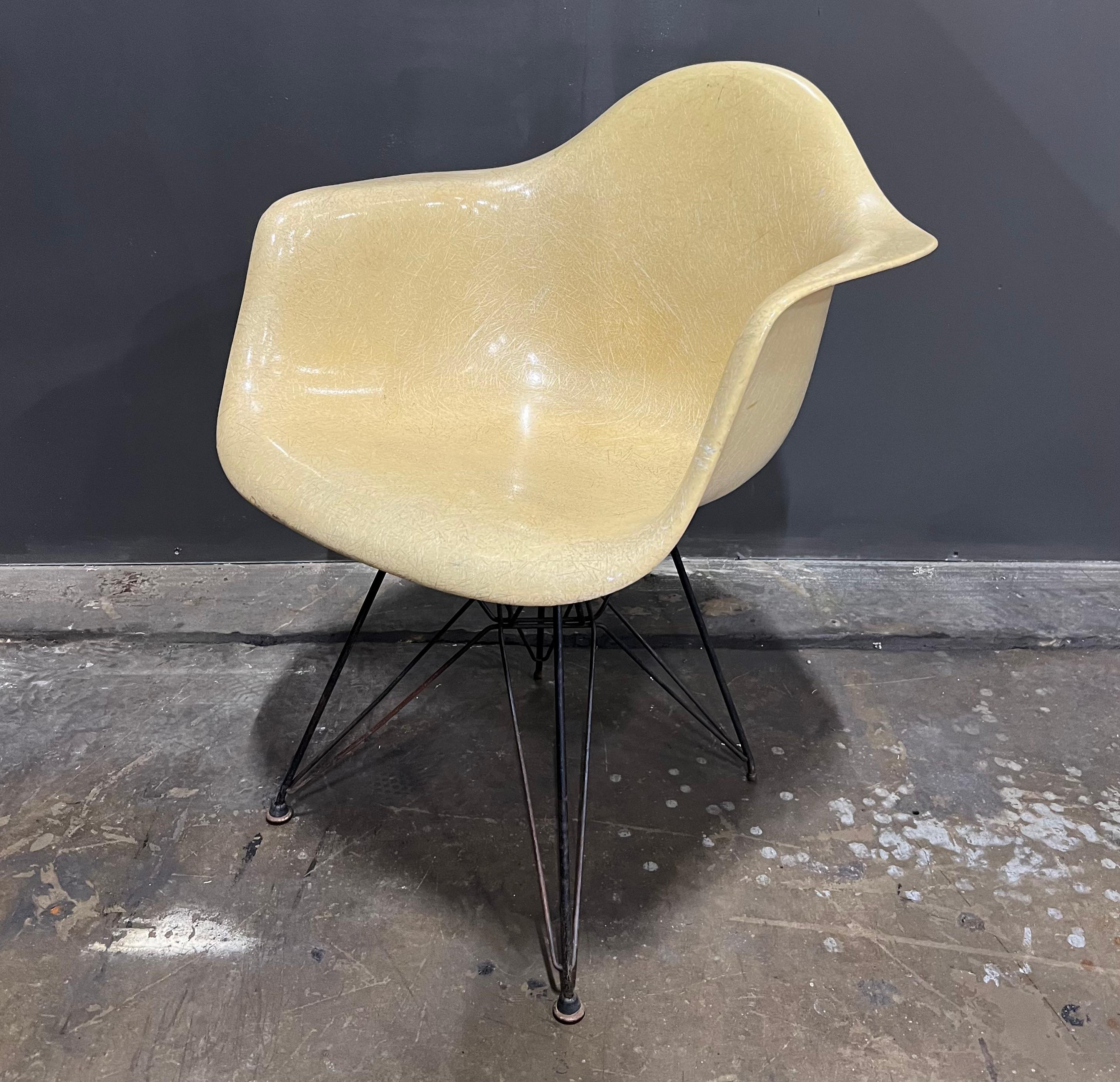 American Second Generation All Original Eames Fiberglass with Dar Eiffel Tower Base For Sale