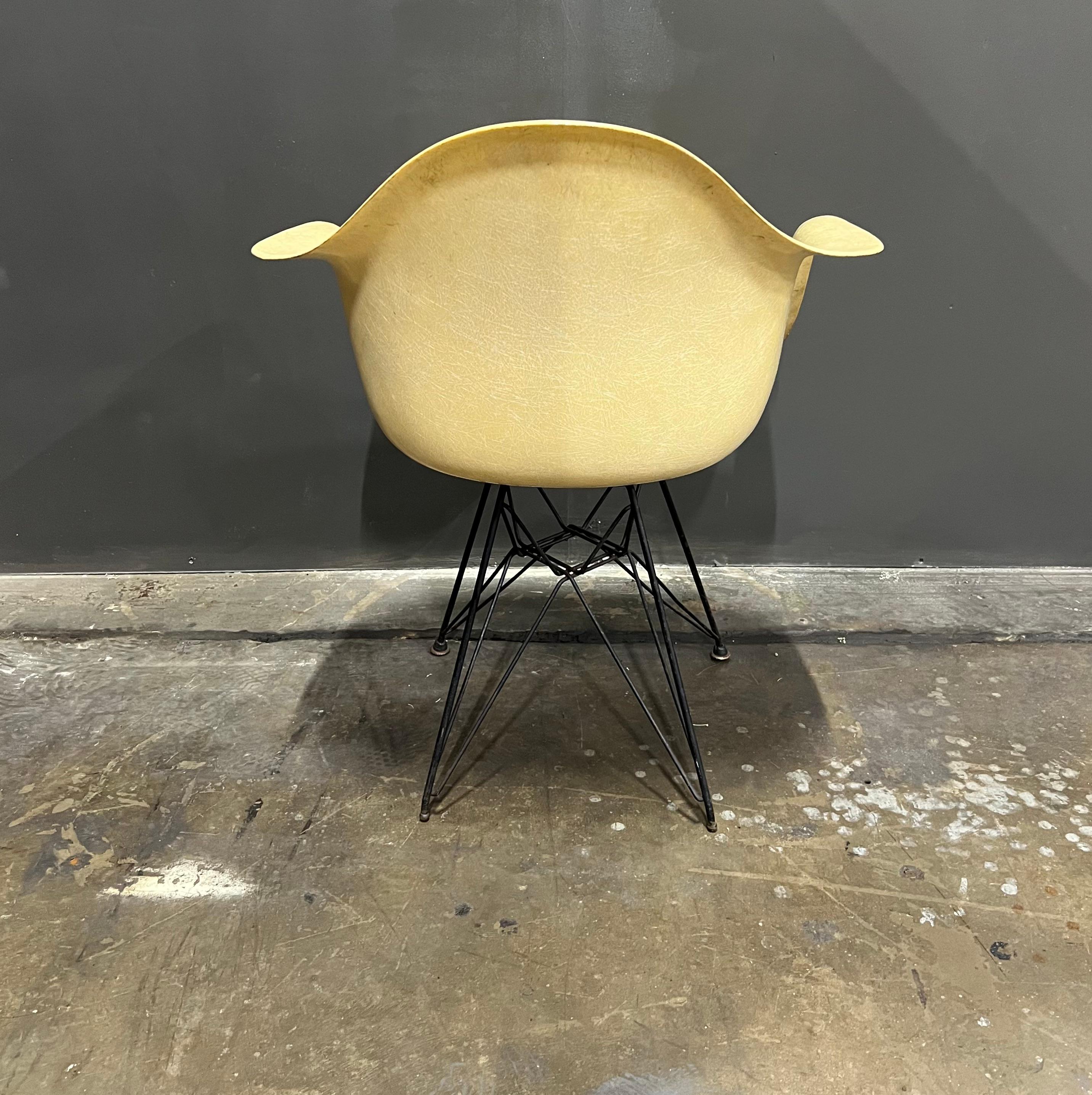 Second Generation All Original Eames Fiberglass with Dar Eiffel Tower Base In Good Condition For Sale In Philadelphia, PA