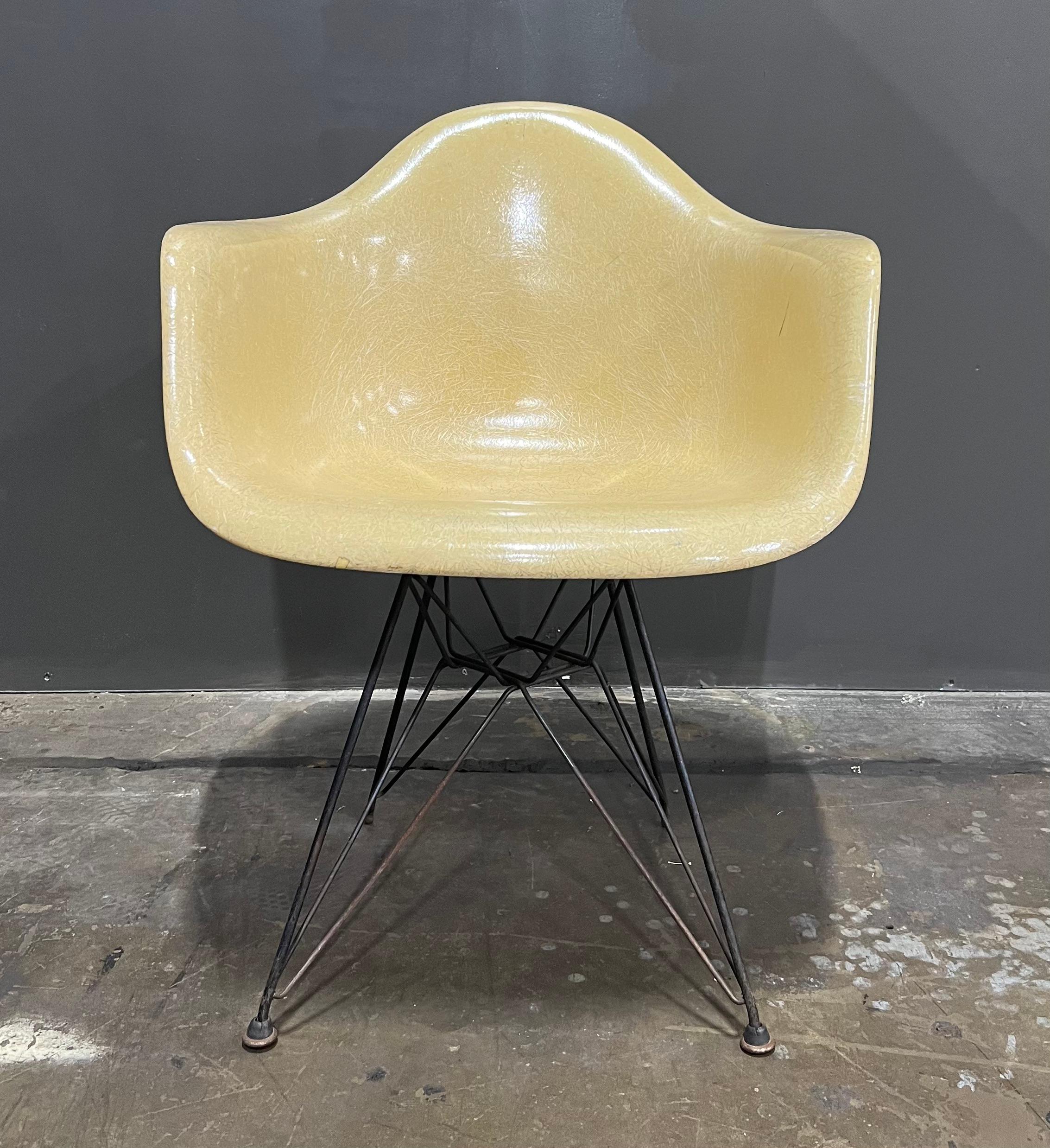20th Century Second Generation All Original Eames Fiberglass with Dar Eiffel Tower Base For Sale