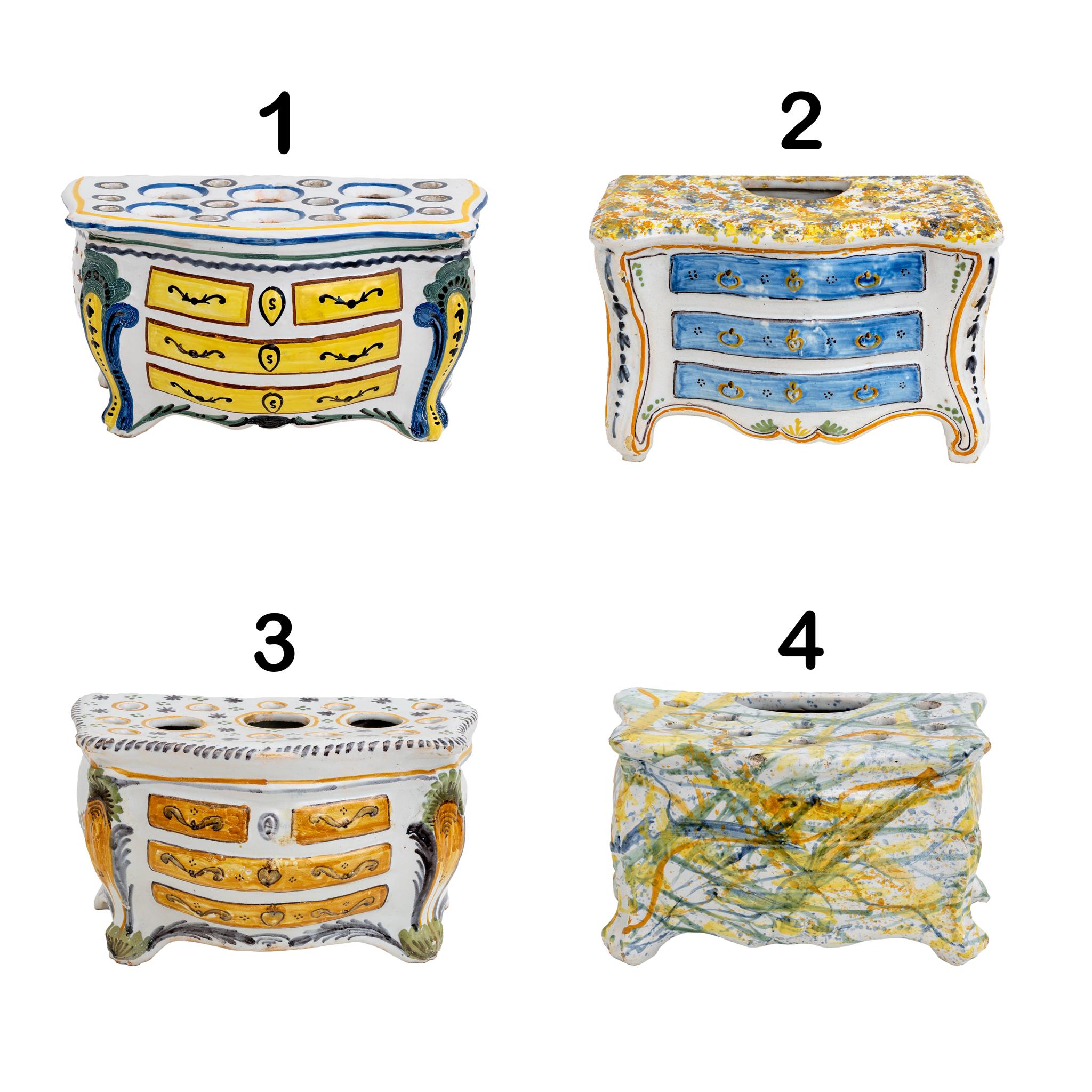 Collectional de quatre belles jardinières en majolique polychrome. Manufacture de Nevers, seconde moitié du 18e siècle.
Les jardinières ont la forme de commodes, tables de chevet typiquement françaises, dotées de trois tiroirs aux courbes