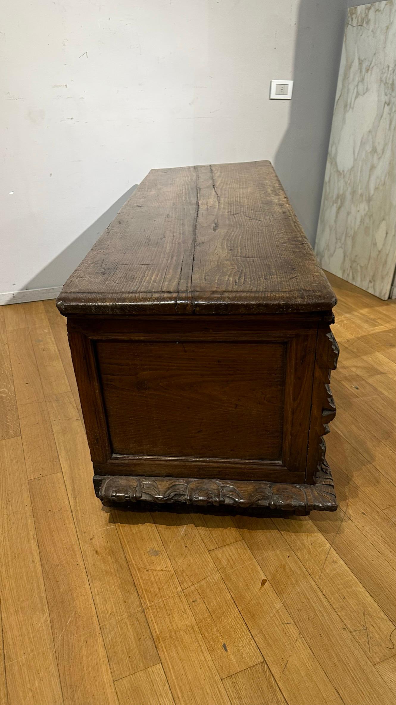 SECOND HALF OF THE 16th CENTURY CHESTNUT CHEST  For Sale 2