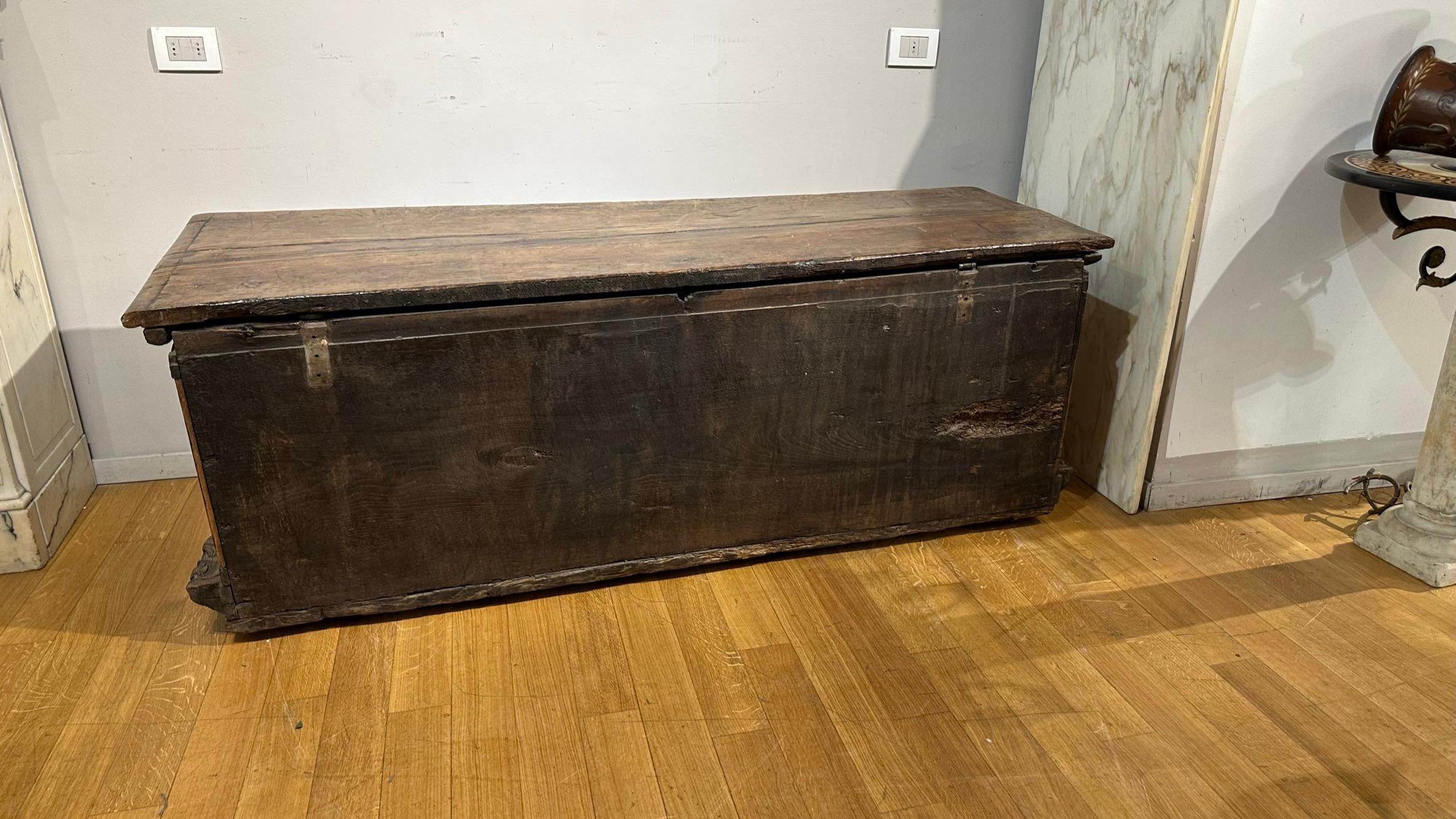 SECOND HALF OF THE 16th CENTURY CHESTNUT CHEST  For Sale 3