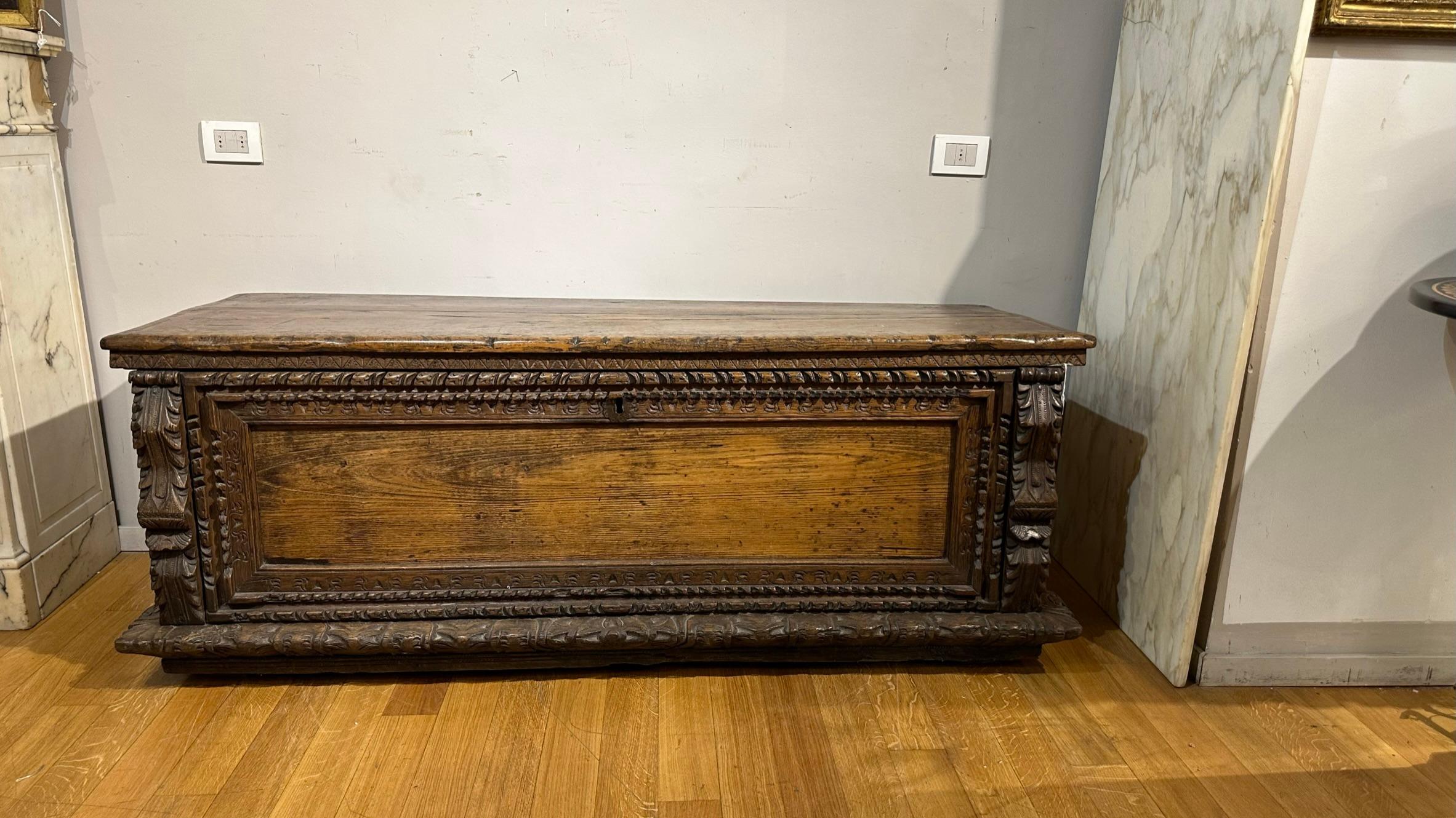 Bei der Truhe handelt es sich um ein elegantes Möbelstück, das vollständig aus Kastanienholz gefertigt ist. Seine Herstellung geht auf die Renaissance, etwa die zweite Hälfte des 16. Jahrhunderts, durch toskanische Kunsthandwerker zurück. Die Truhe
