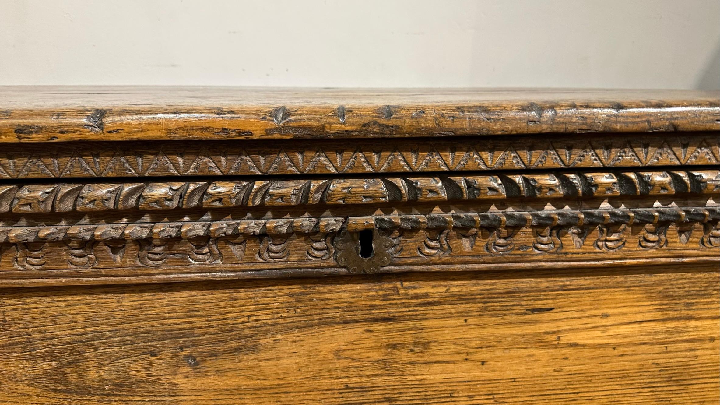 SECOND HALF OF THE 16th CENTURY CHESTNUT CHEST  In Good Condition For Sale In Firenze, FI
