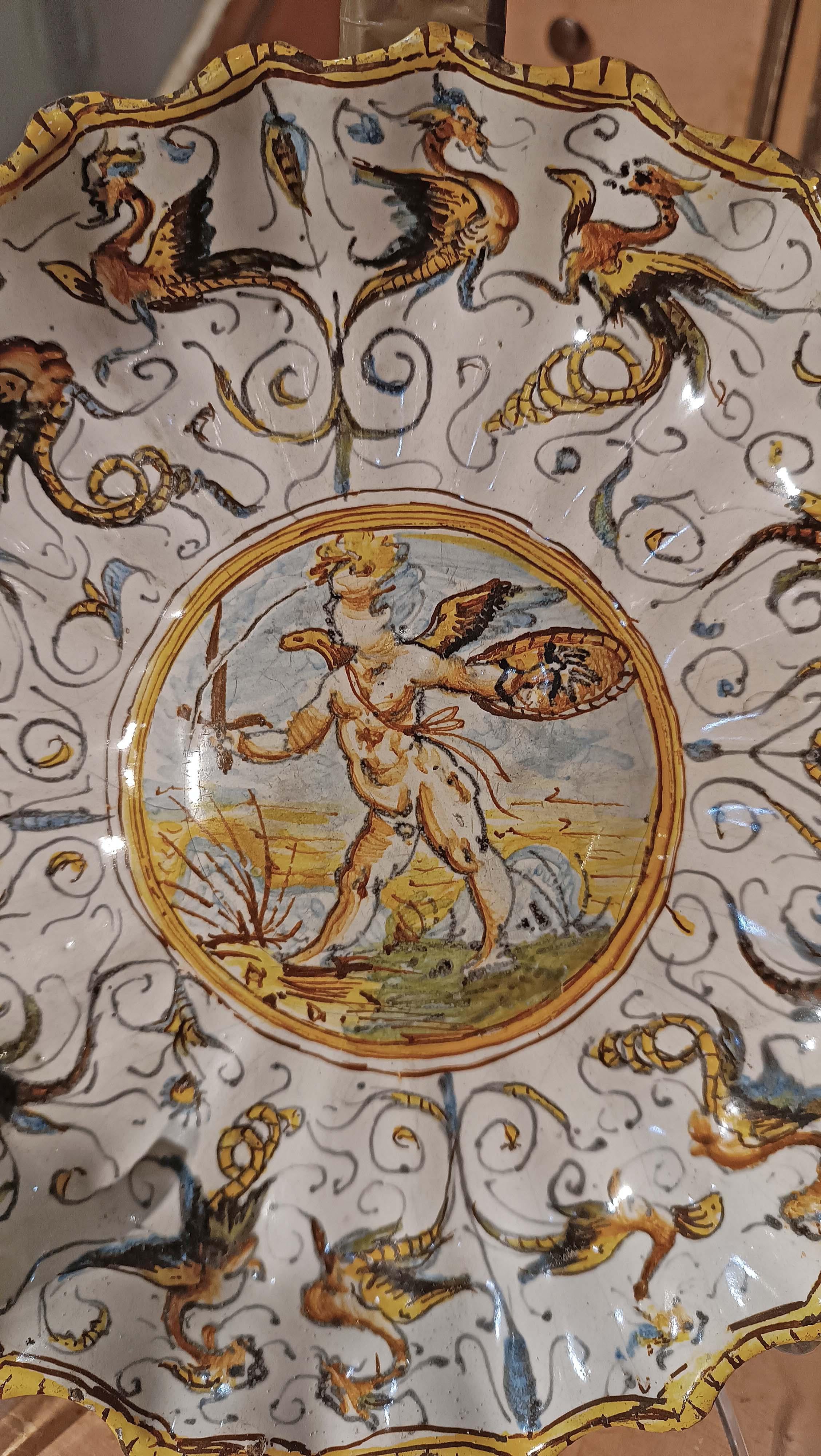 SECOND HALF OF THE 16th CENTURY POLYCHROME MAIOLICA PLATE  In Good Condition For Sale In Firenze, FI