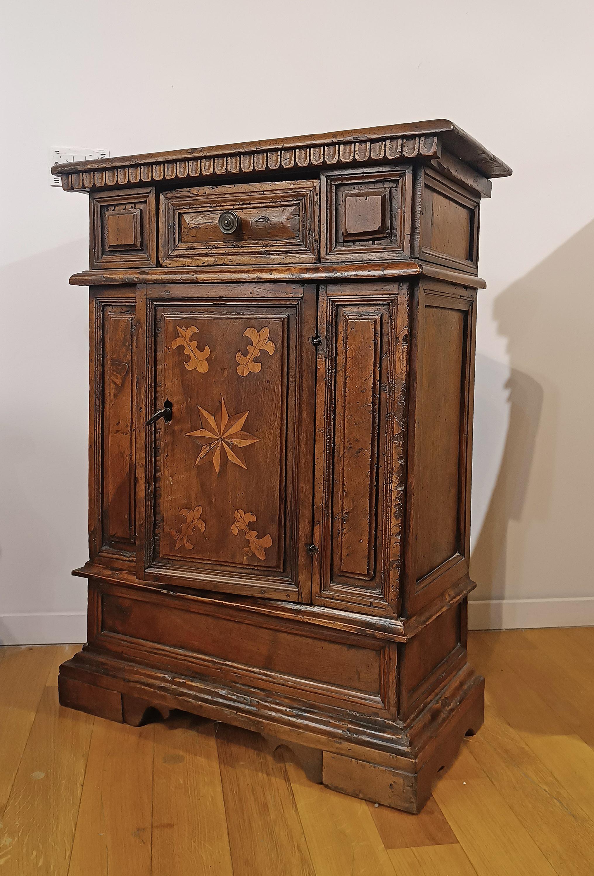 Rinascimento SECOND HALF OF THE 16th CENTURY SMALL WALNUT SIDEBOARD WITH INLAYS in vendita
