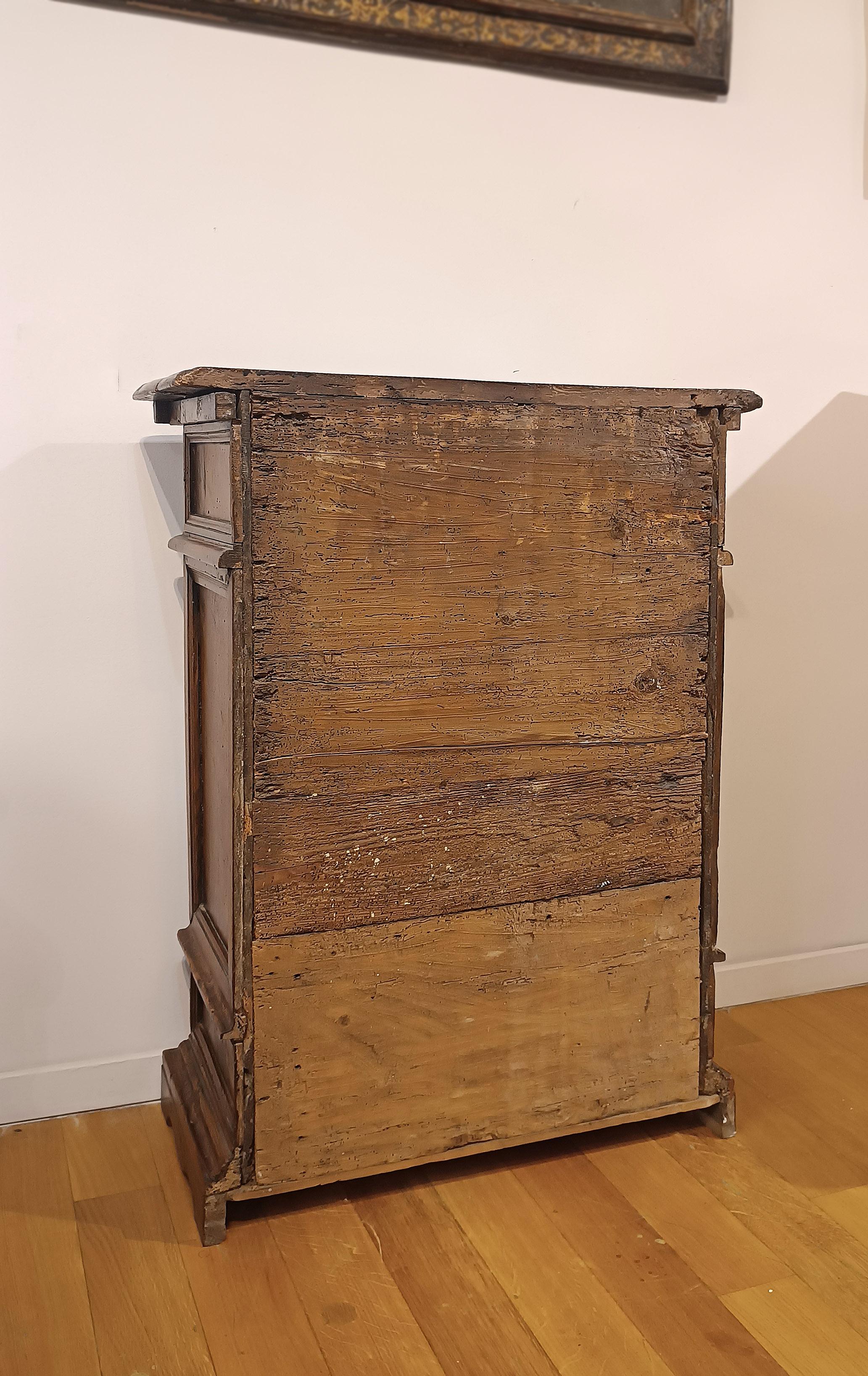 Italian SECOND HALF OF THE 16th CENTURY SMALL WALNUT SIDEBOARD WITH INLAYS in vendita