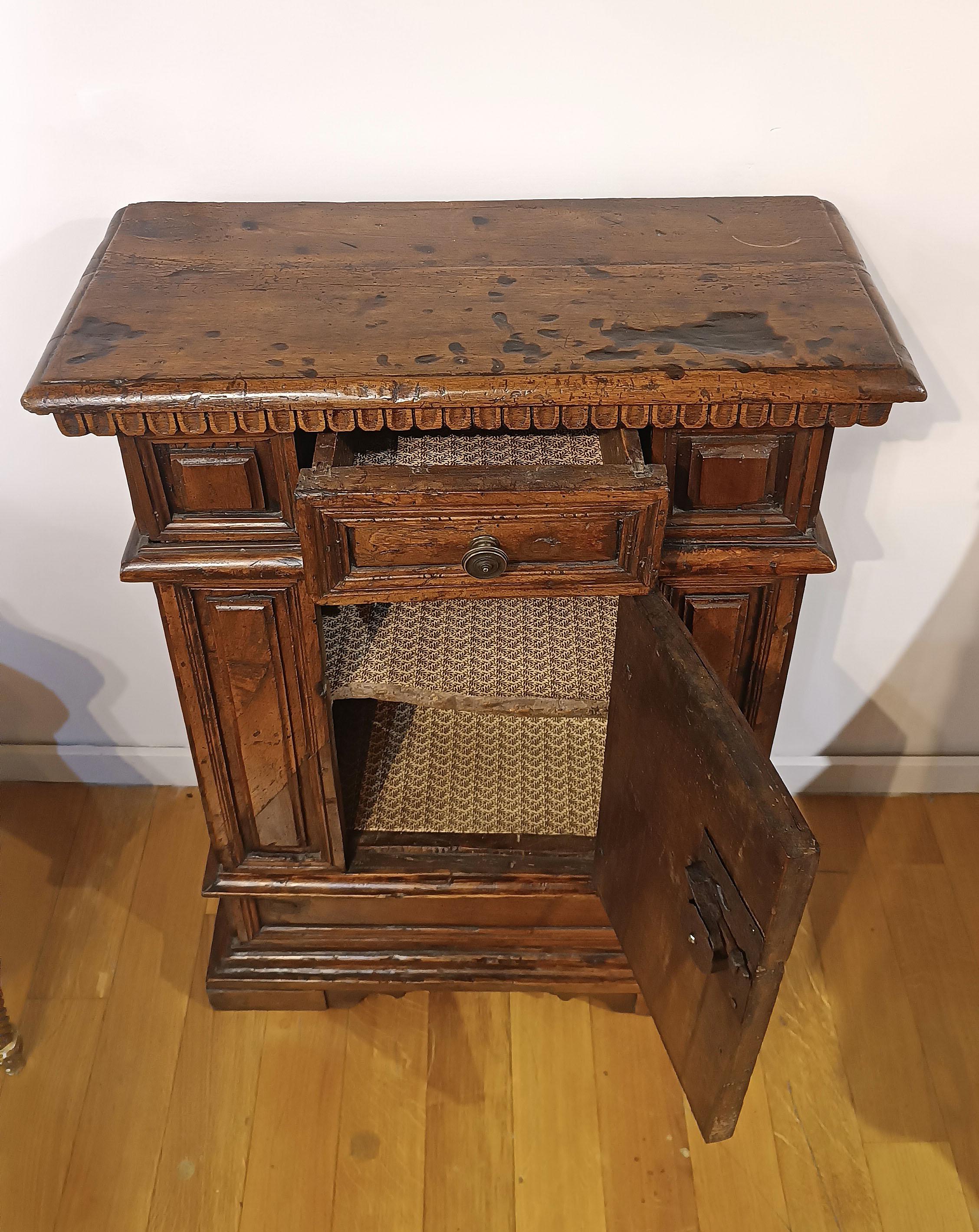 Intagliato a mano SECOND HALF OF THE 16th CENTURY SMALL WALNUT SIDEBOARD WITH INLAYS in vendita