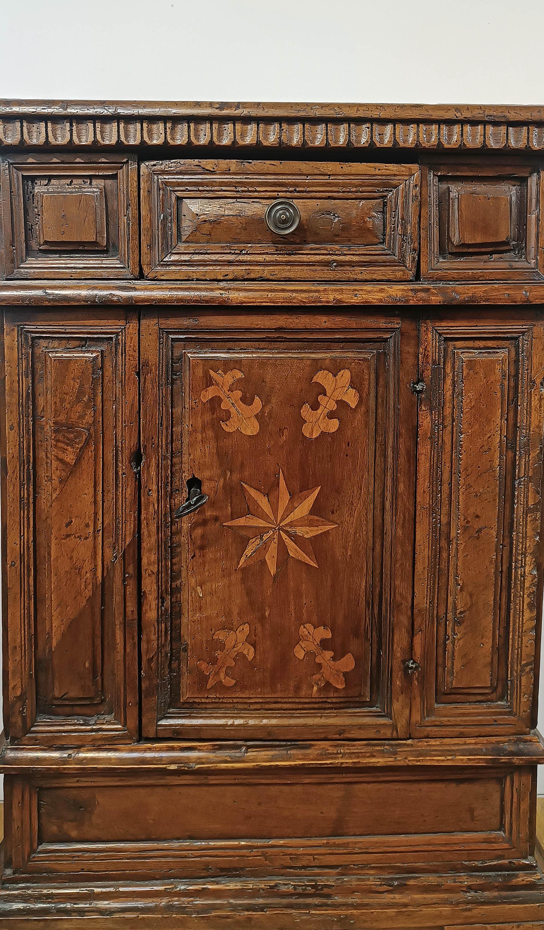 18th Century and Earlier SECOND HALF OF THE 16th CENTURY SMALL WALNUT SIDEBOARD WITH INLAYS in vendita