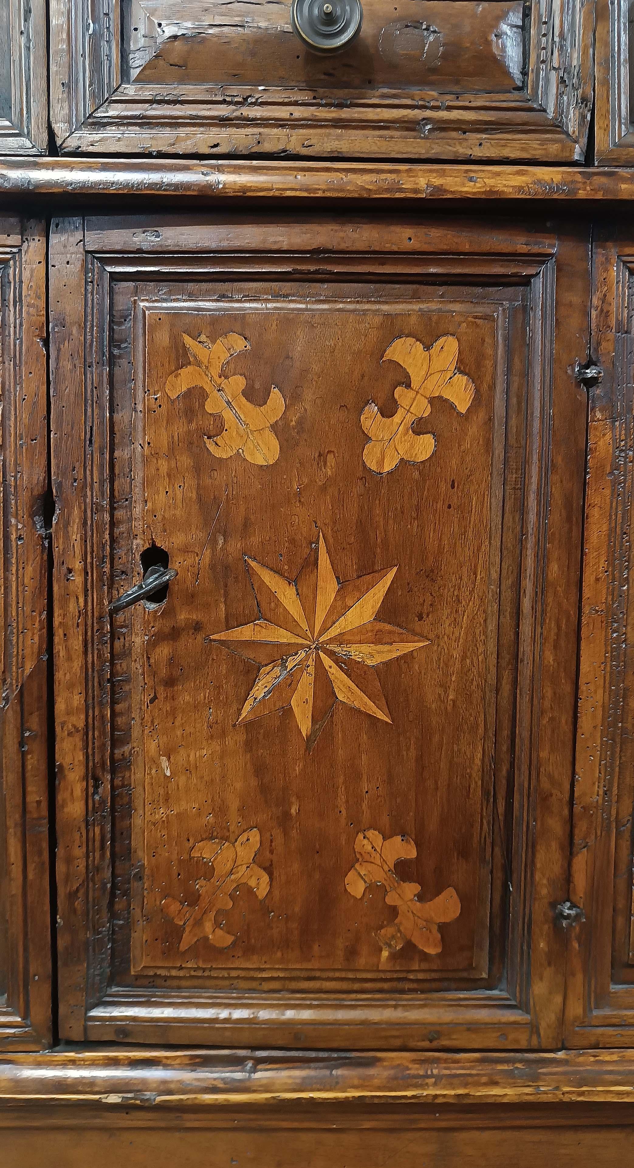 Legno di alberi da frutto SECOND HALF OF THE 16th CENTURY SMALL WALNUT SIDEBOARD WITH INLAYS in vendita