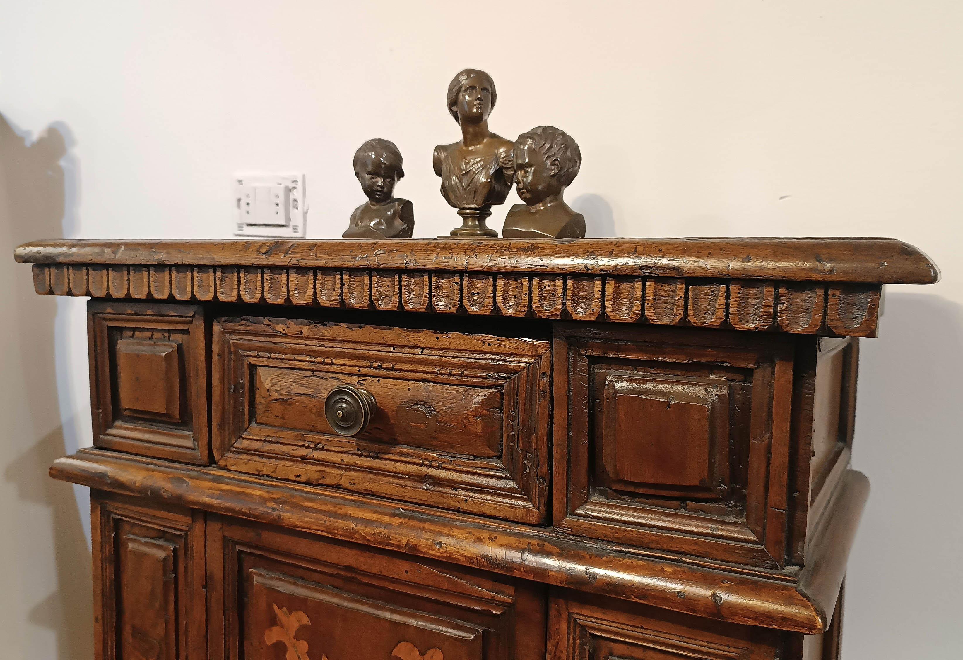 SECOND HALF OF THE 16th CENTURY SMALL WALNUT SIDEBOARD WITH INLAYS in vendita 1