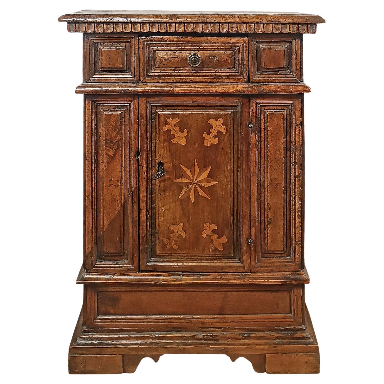 SECOND HALF OF THE 16th CENTURY SMALL WALNUT SIDEBOARD WITH INLAYS in vendita