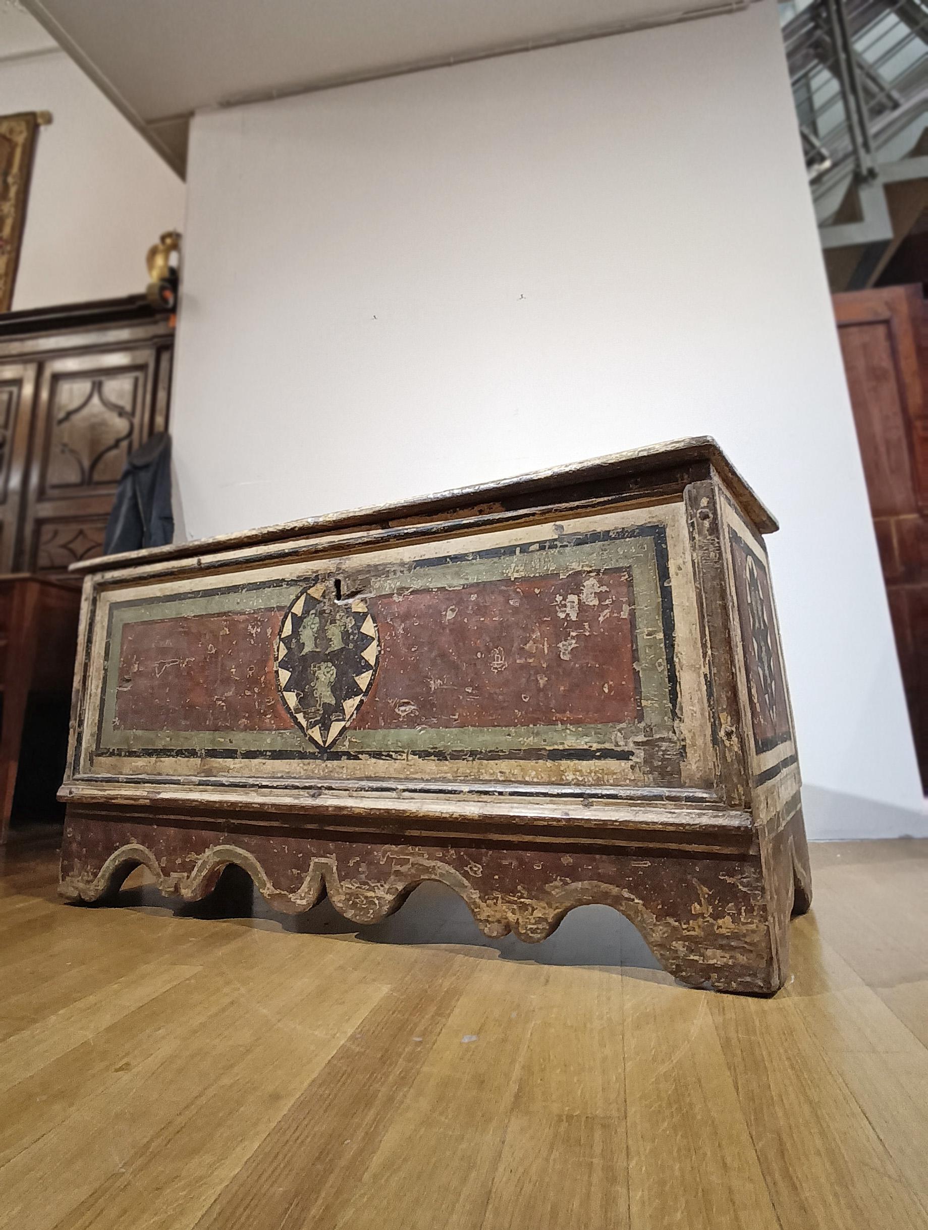 cassettone dipinto della seconda metà del XVII secolo in vendita 3